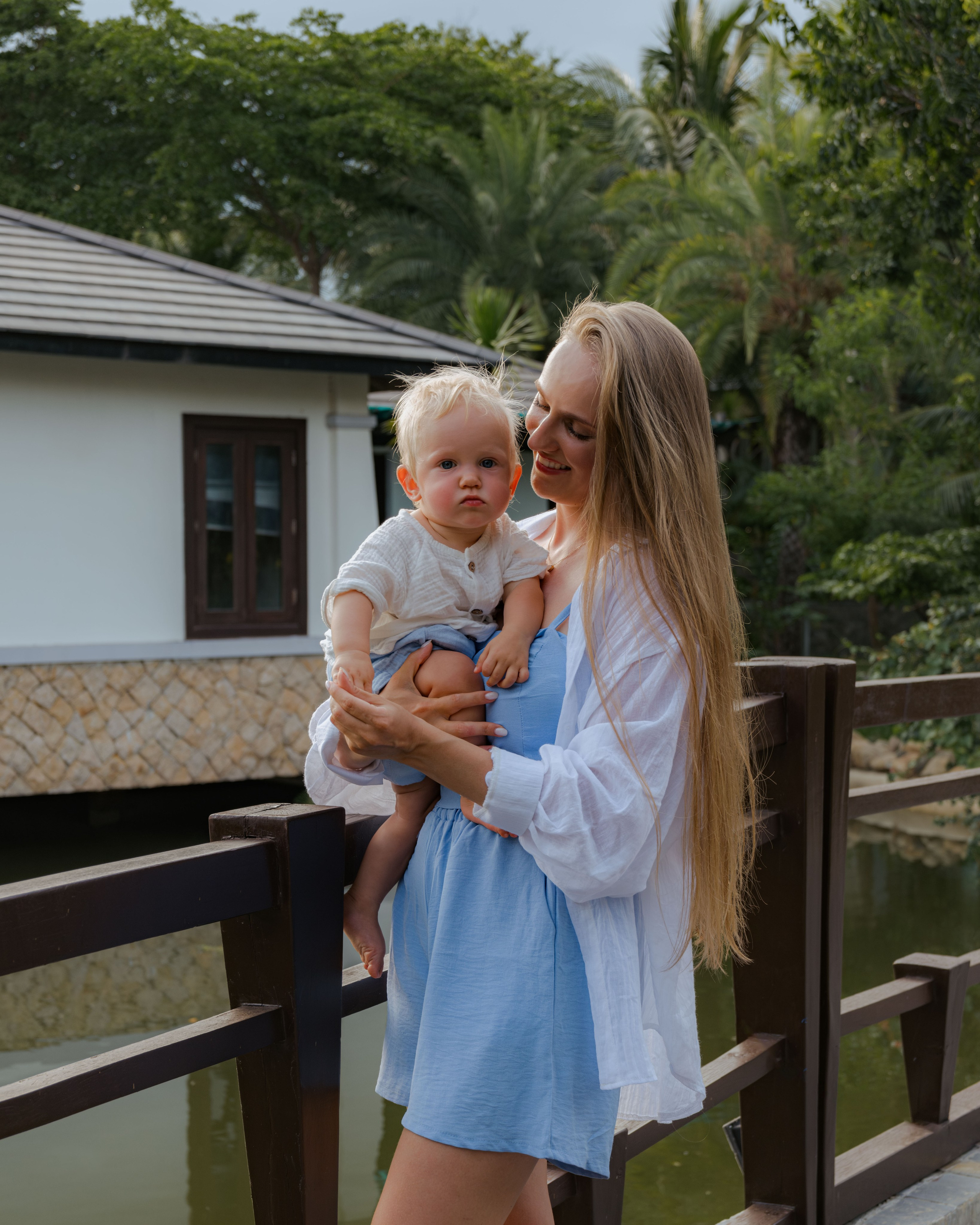 Mother and daughters. Portrait photographer Nha Trang | Julia Meshanina