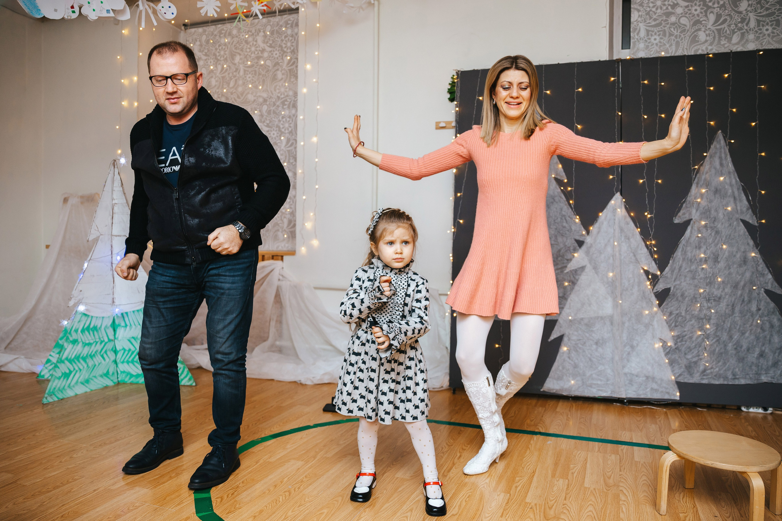 Новогодний утренник в Монтессори-садике. Семейный lifestyle фотограф в Санкт-Петербурге Людмила Пахомова