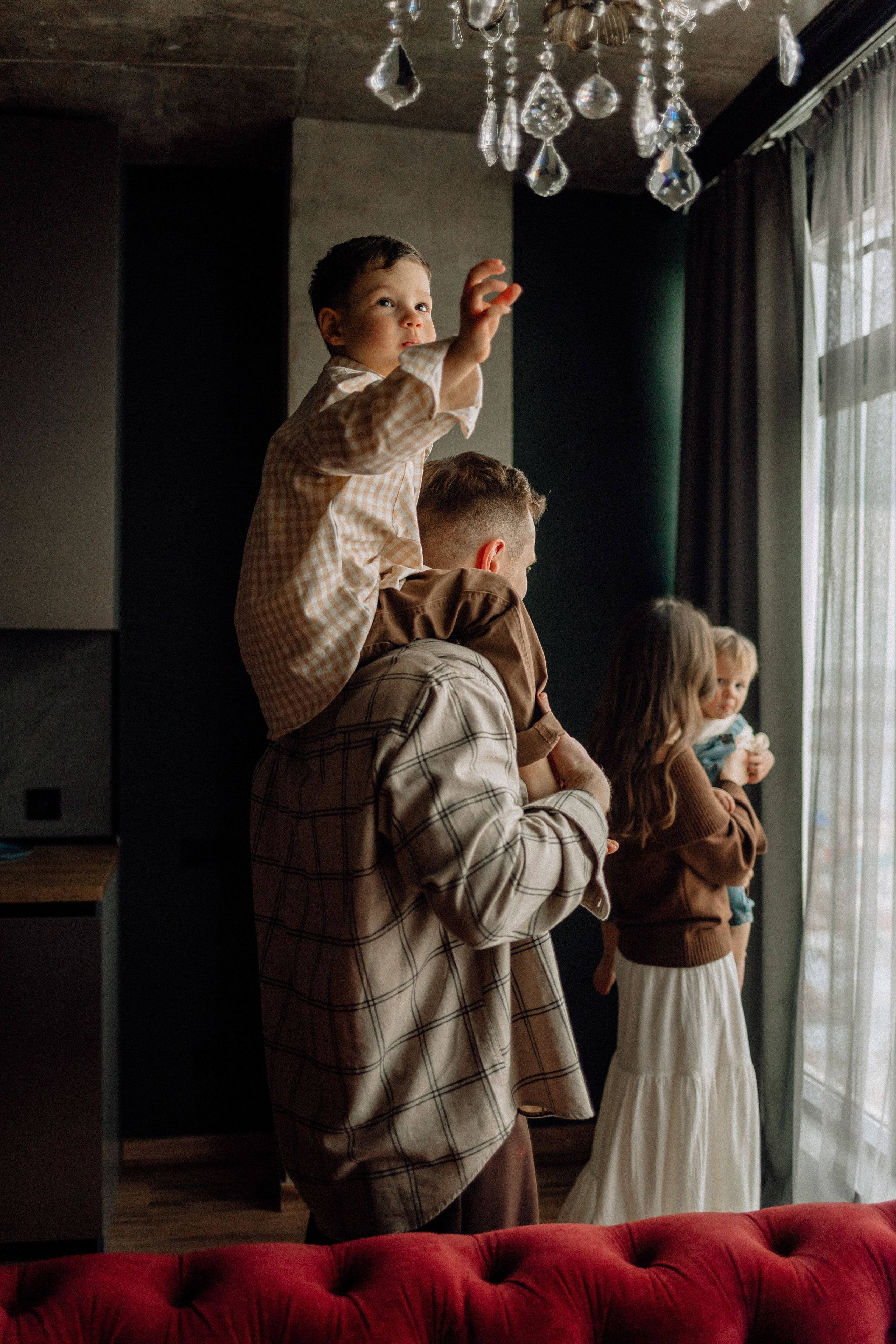 Звонко смеялись