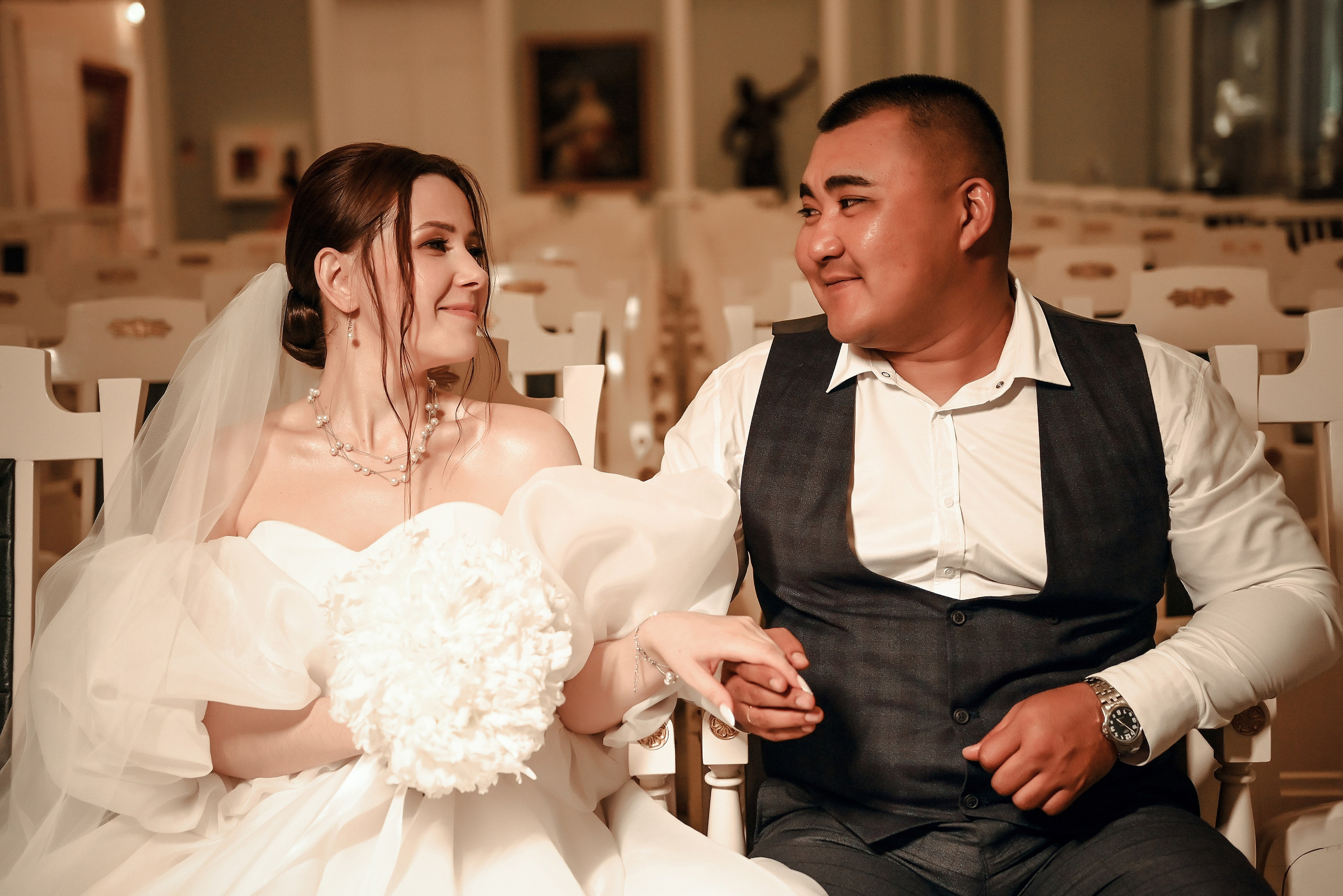 Небольшая свадебная серия в музее и прогулкой под дождем Эльмиры и Ризата. Свадебный, семейный, детский, контент фотограф в Омске Максим Ильин