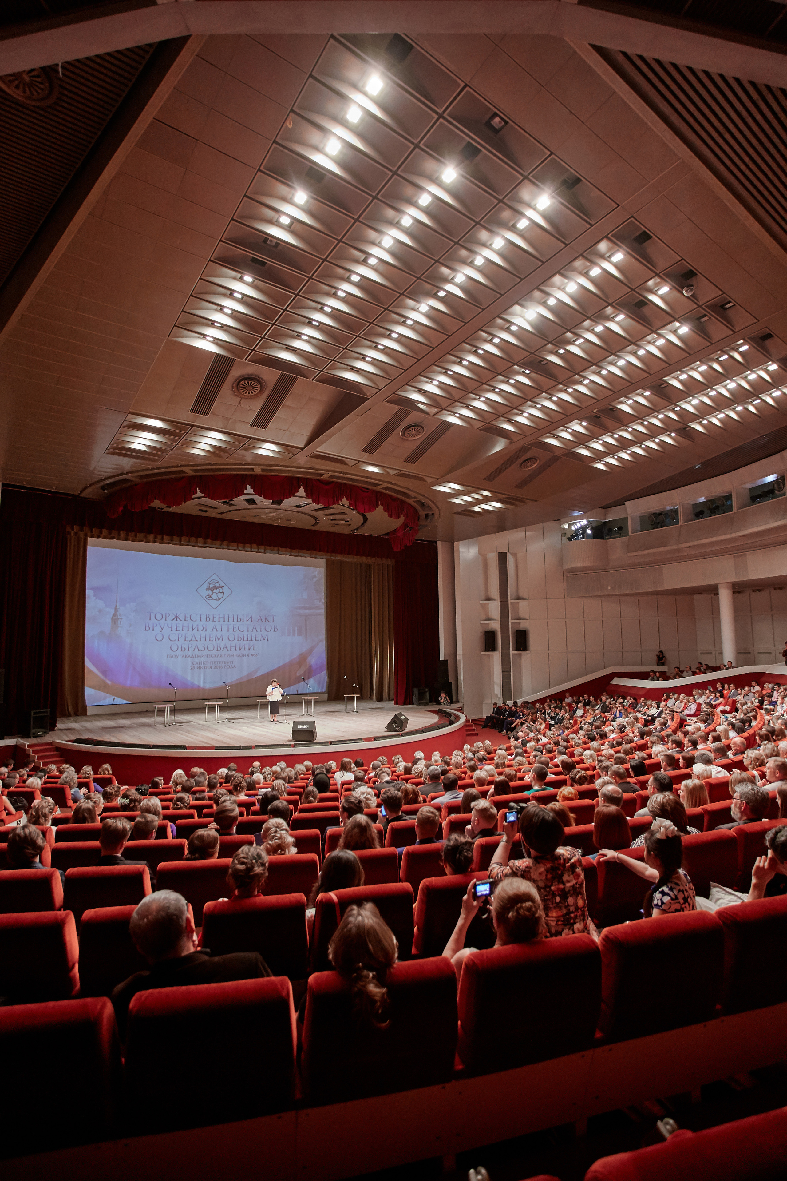 Фотосъёмка вручения школьных аттестатов в Санкт-Петербурге. Фотограф на праздник, корпоратив, День Рождения и Юбилей в г. Санкт-Петербурге Алексей Анкушев