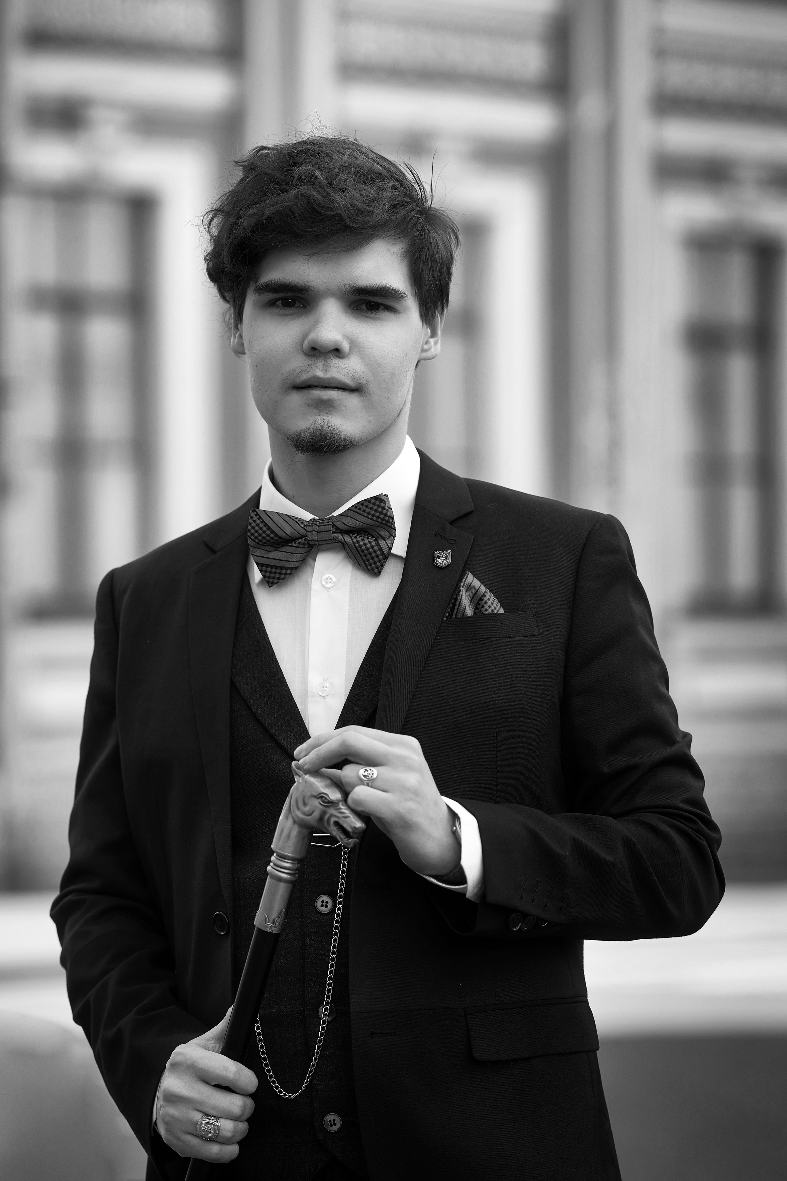 Черно-белый портрет мужчины с тростью.