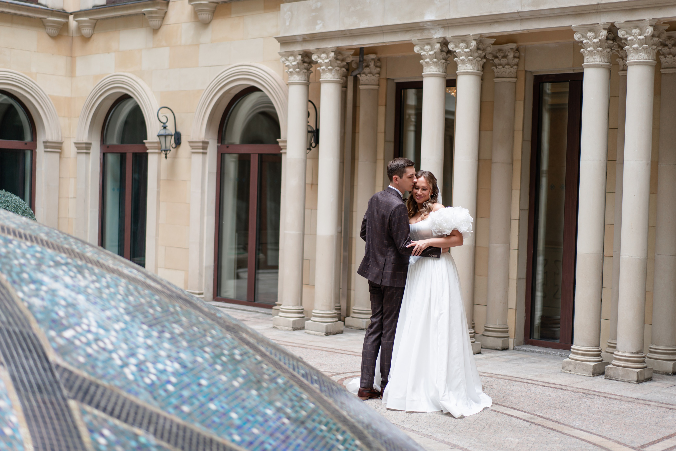 Свадебная фотосессия в отеле The St. Regis Moscow Nikolskaya. Свадебный фотограф Вера Климова