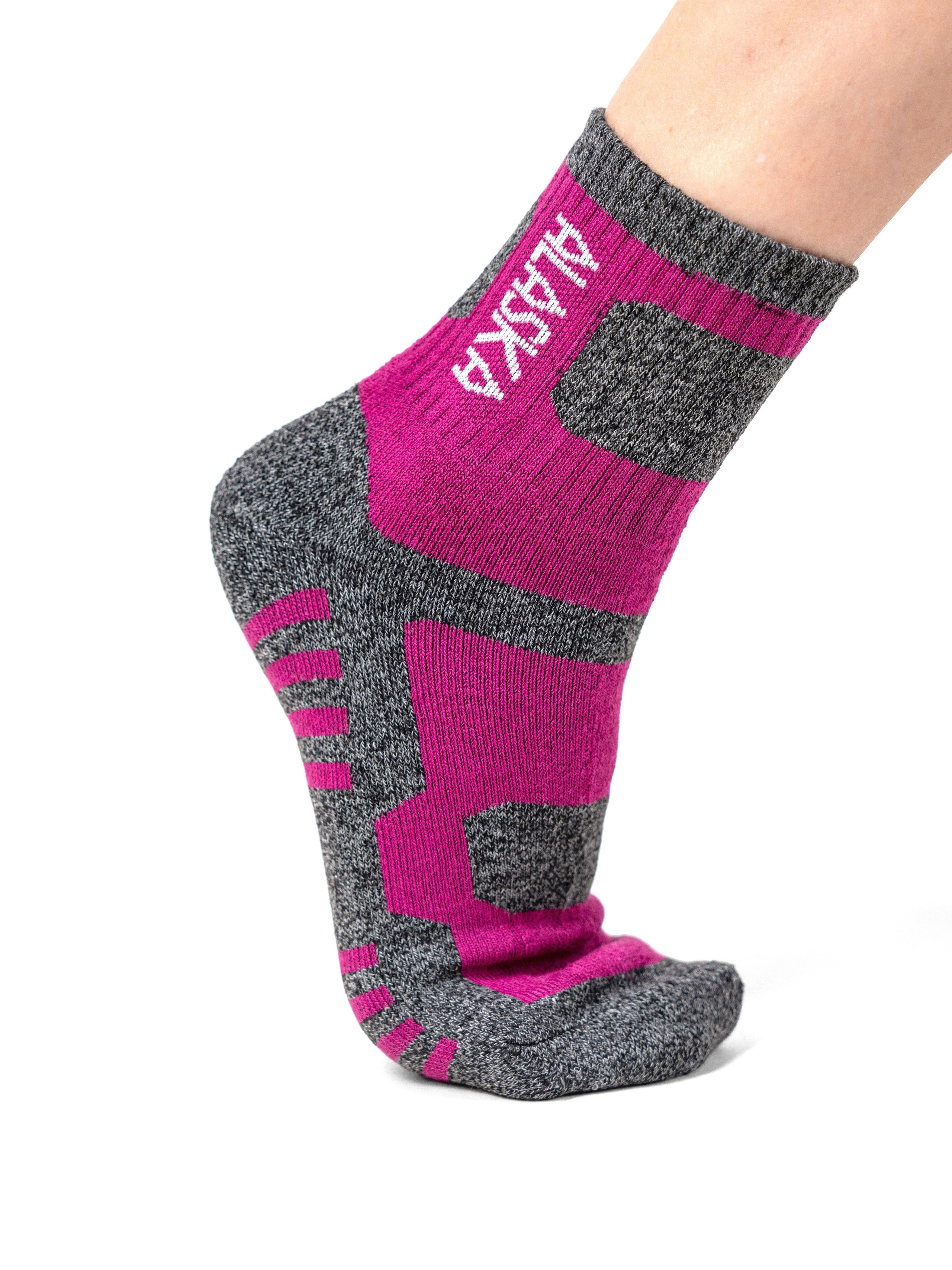 Носки Аляска мужские и женские, модельная съемка, съемка для онлайн магазинов. Олейник Денис — предметный фотограф, фотограф для маркетплейсов в Казани