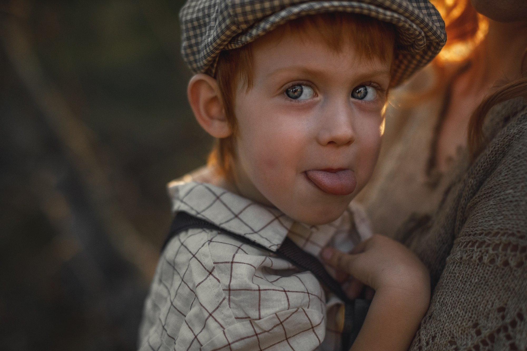 детский портрет, фото ребенка на природе, детская фотосессия, красивая детская фотография, мальчик показывает язык на фото