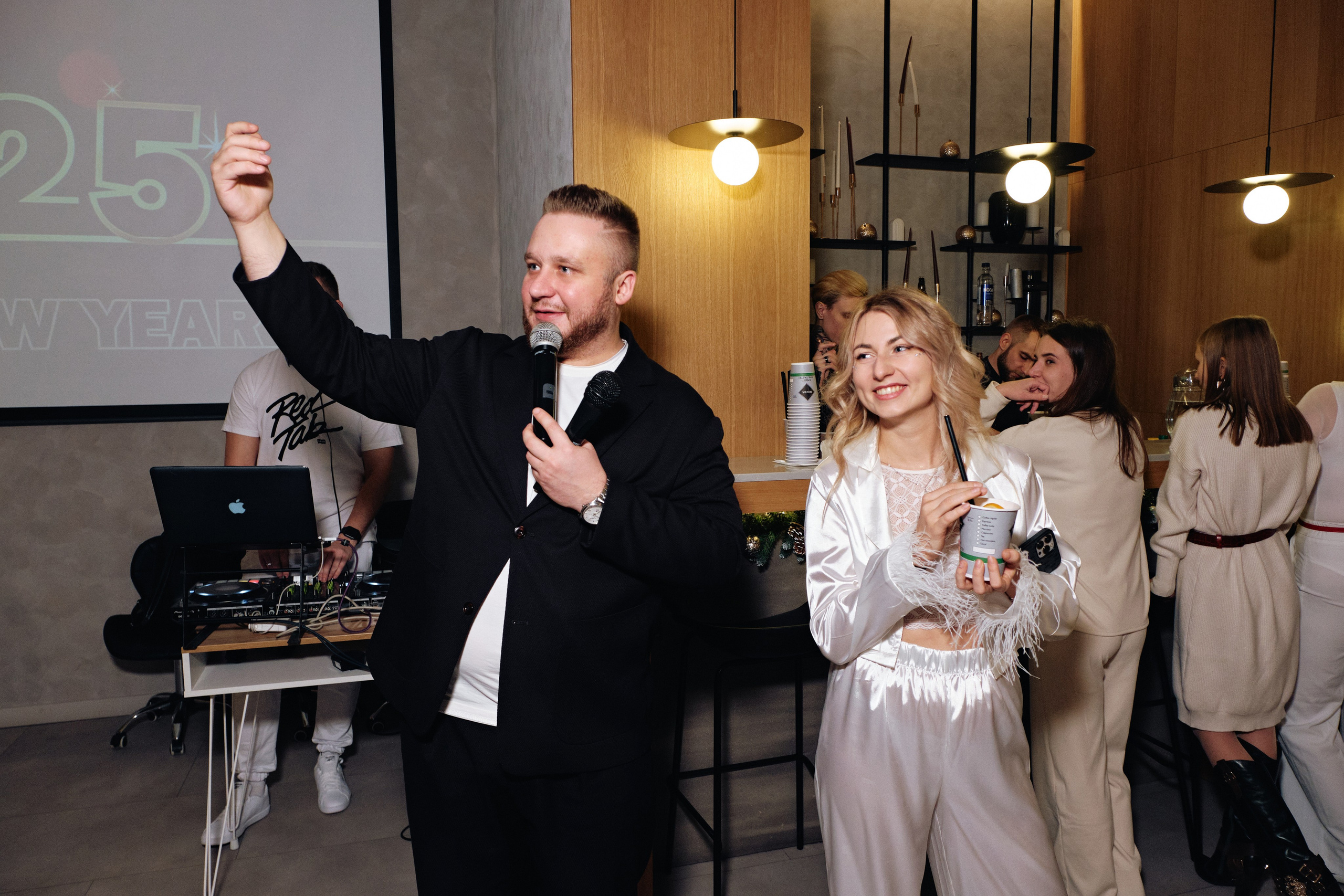 Корпоратив в белом компании Pride group. Семейные и свадебные фотосессии в СПб, в студии, на улице, на природе