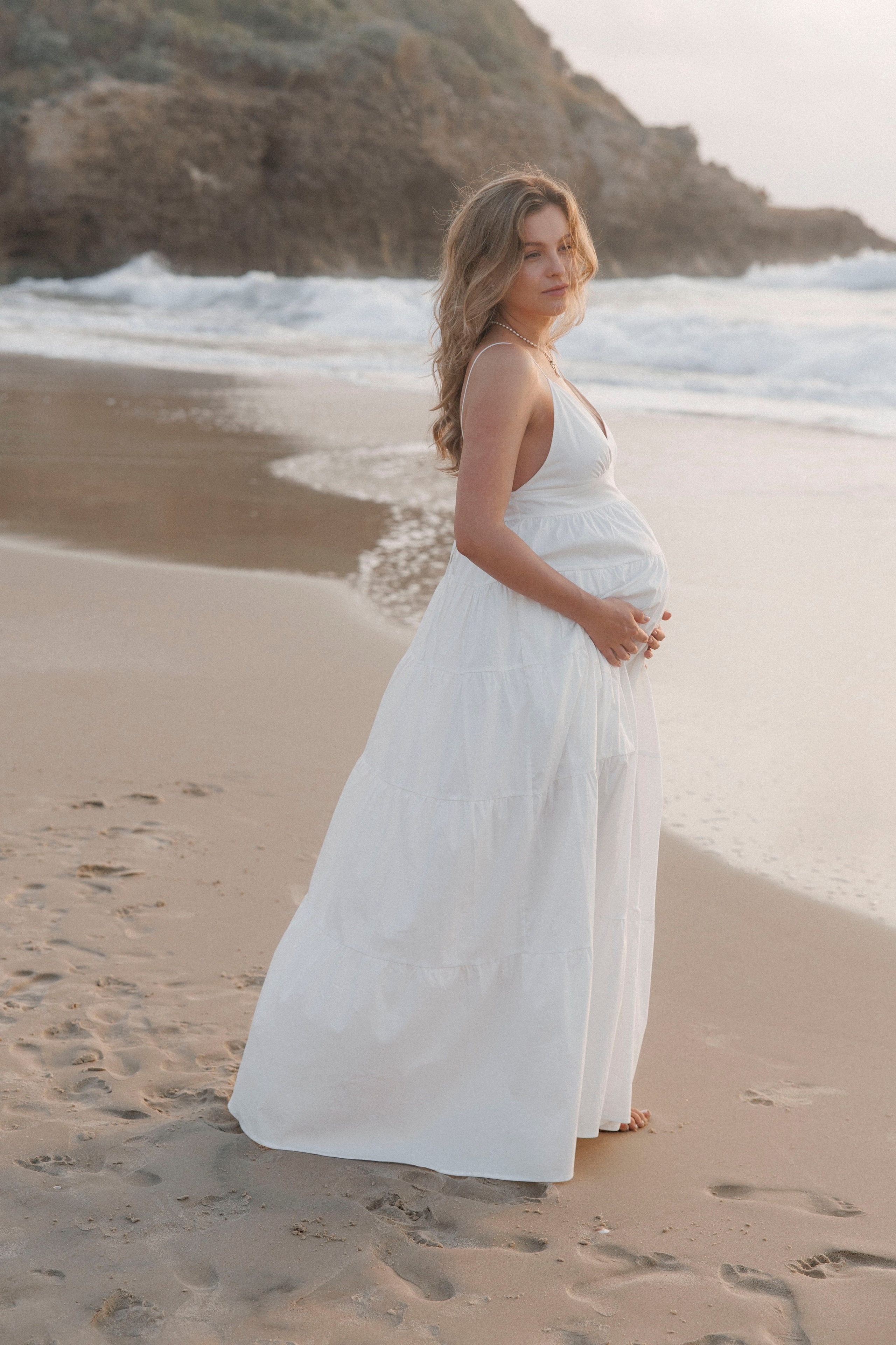 Pregnancy photoshoot near the sea (cloudy weather). Главная