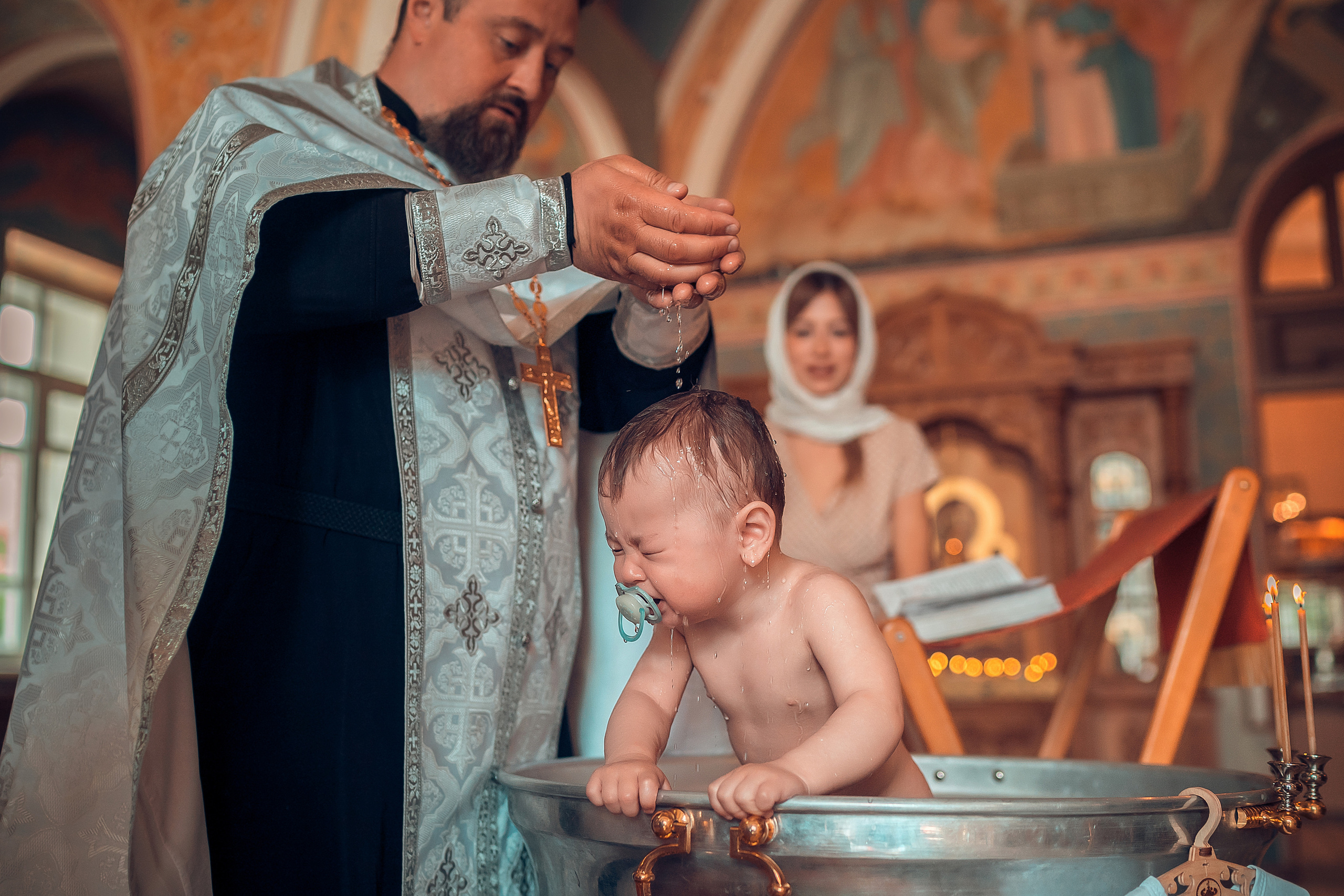 Таинство крещения ребенка в Красноярске, покрестить ребенка Красноярск, Храмы Красноярска, Церковь Красноярск, Юлия Рамазанова фотограф на крещение, купель, крещение красноярск