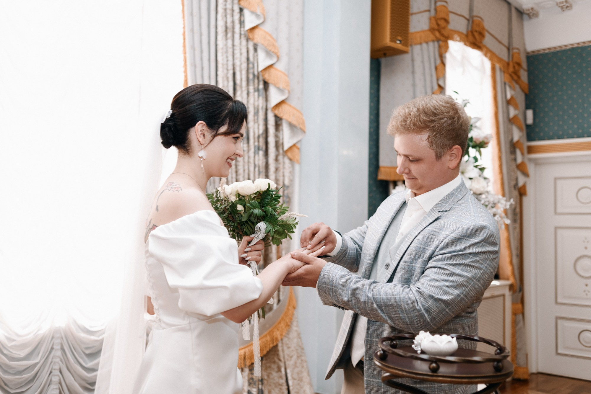 Свадебный фотограф Тюмень — Роман и Ксения: фотосессия с гостями и прогулка в парке. Портретный фотограф Тюмень Дарья Мустафина