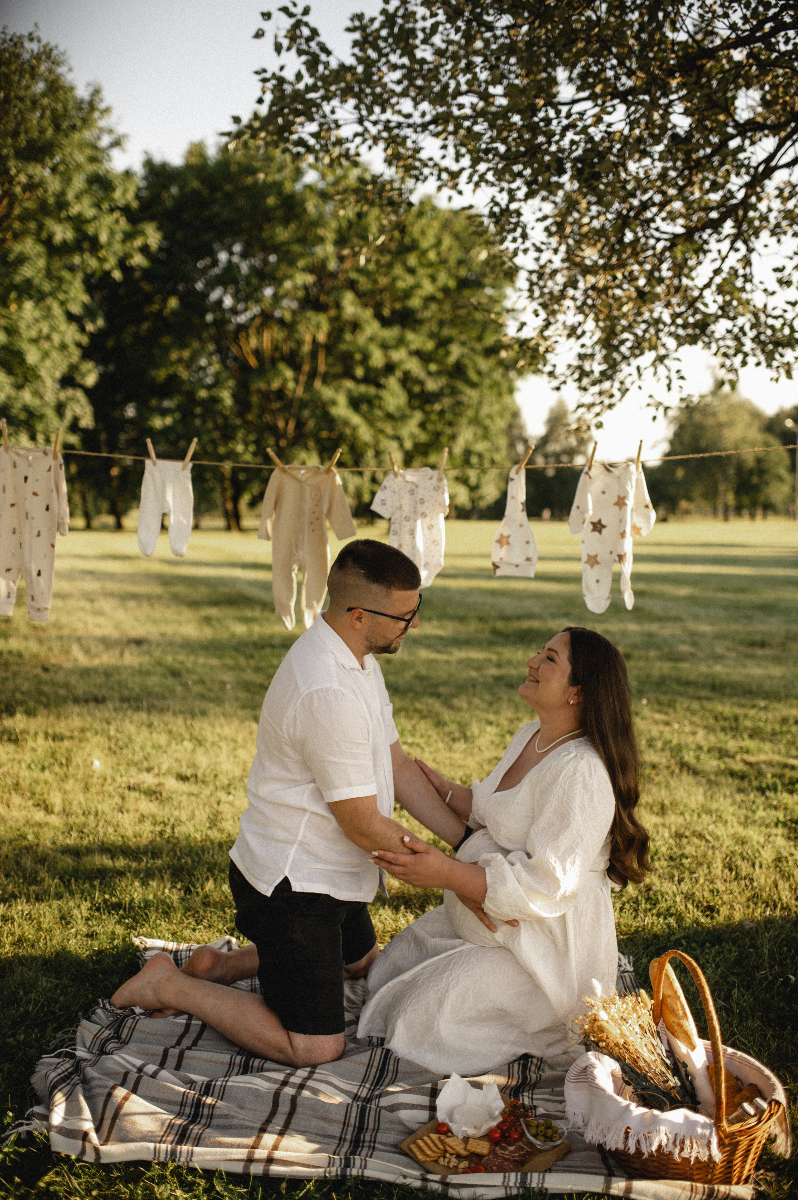 Фотосессия беременности на природе в парке Москвы. Семейная фотосессия Бутово Москва фотограф Алина Морщагина