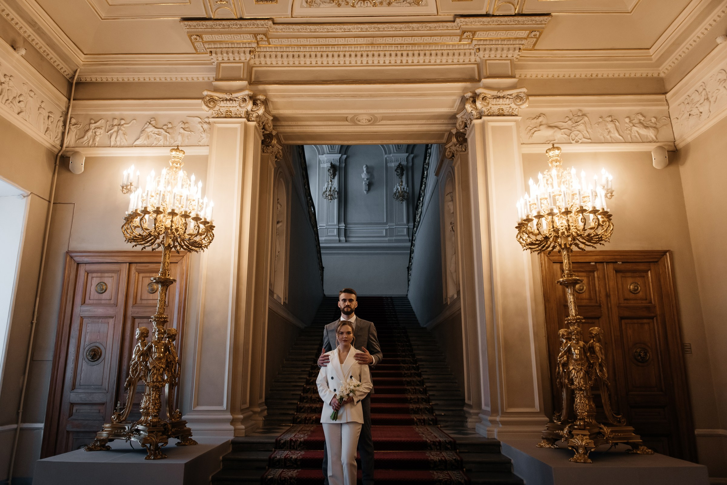 свадебная фотосессия у здания Законодательного собрания
