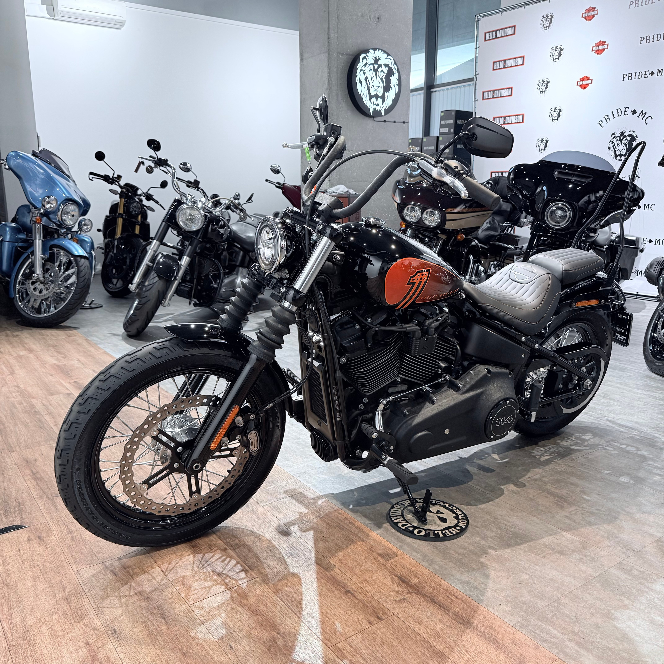 2021 Street Воb Вlack Ваjа Orаngе. Hello Davidson, Москва. Только хорошие мотоциклы…