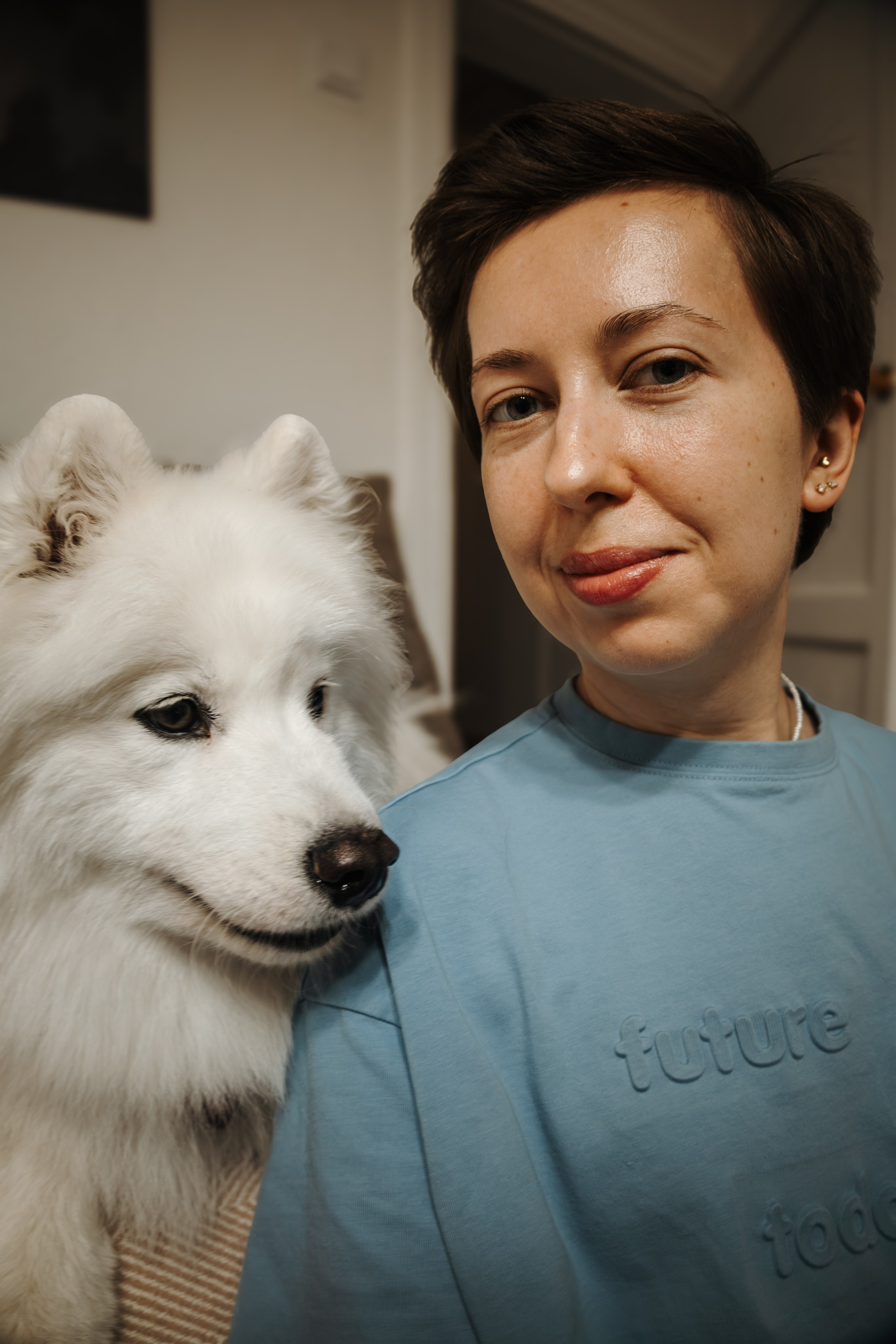 Домашняя фотосессия девушки с собакой и пара фото в дождливый день. Фотограф-анималист в Москве Екатерина Тихонова