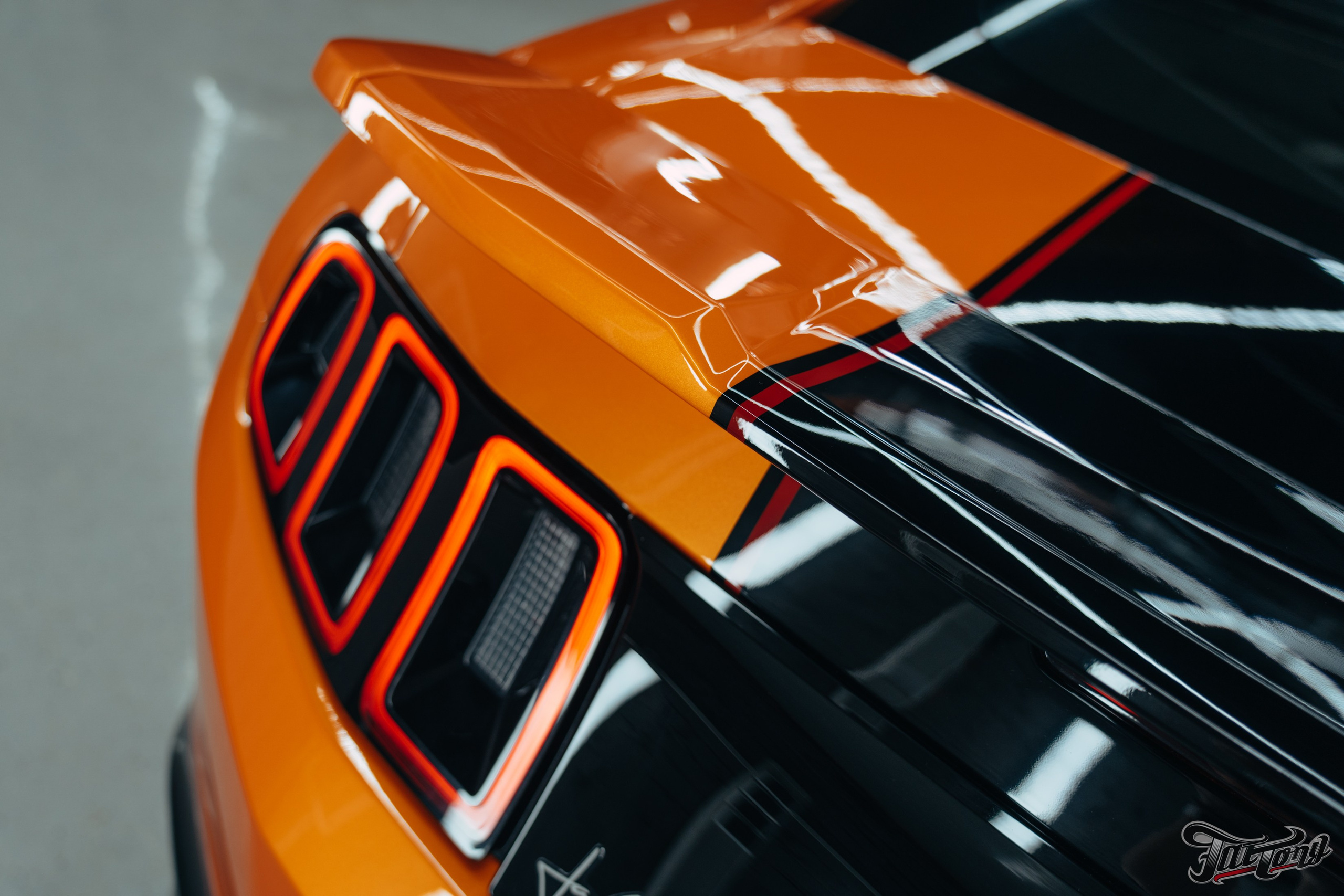 Ford Mustang Roush оранжевый окрас кузова и выкрас полос. DeLorein