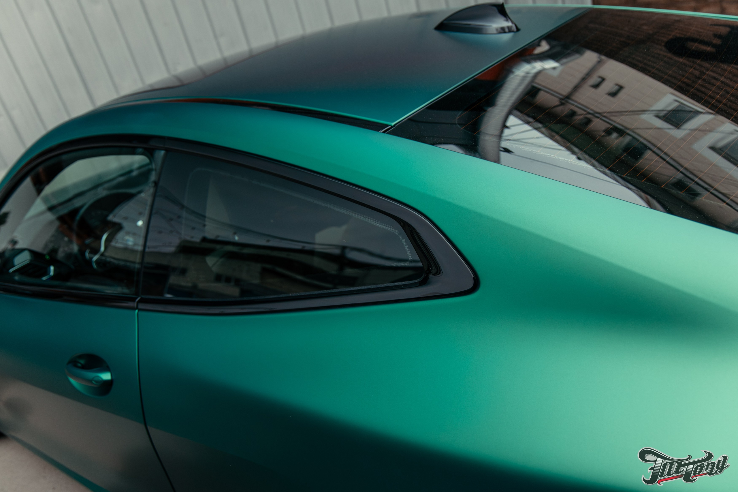 BMW 440i оклейка в цветной полиуретан Wematec matt green chrome с проемами. DeLorein