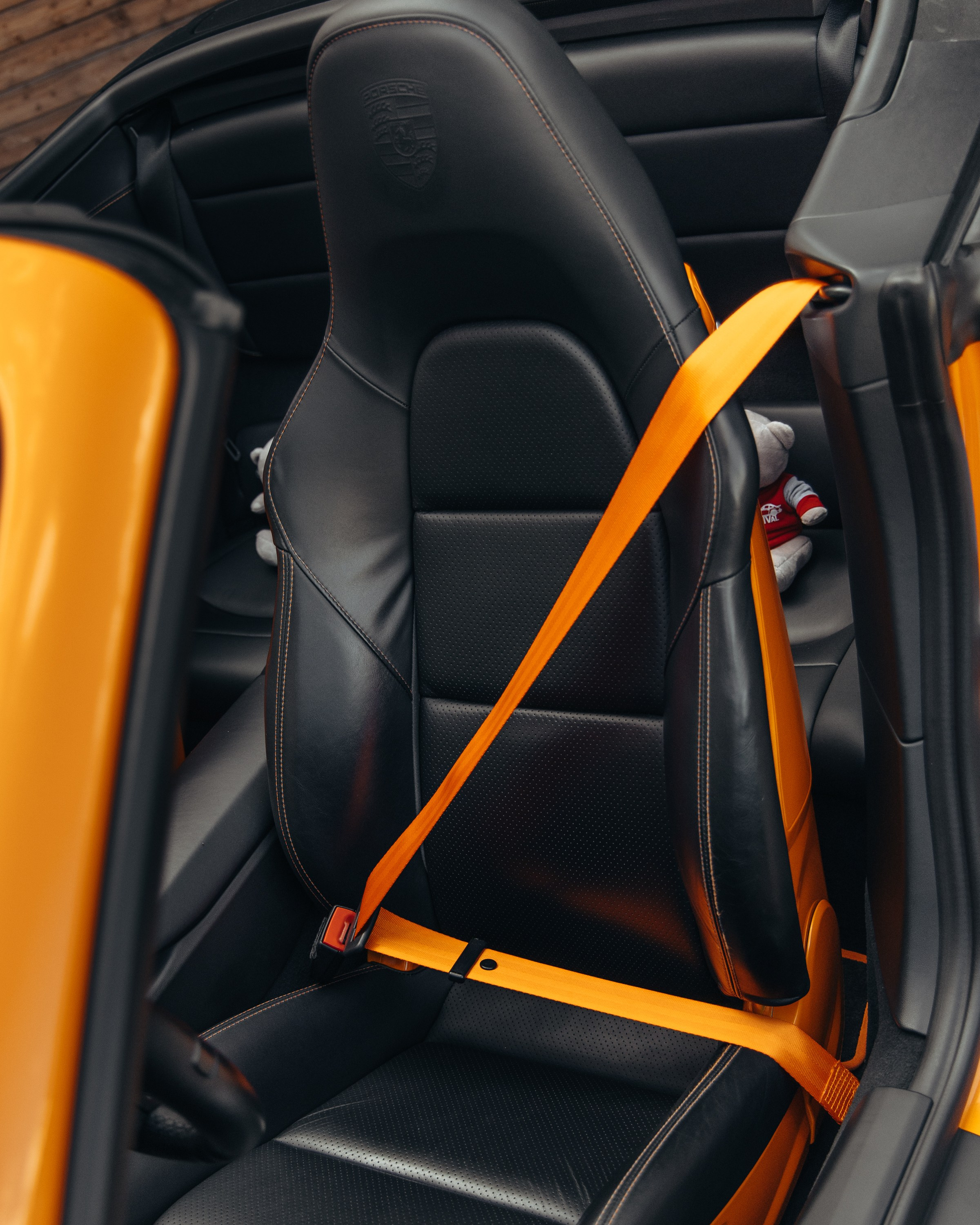 Porsche 911 оранжевый замена ремней безопасности. DeLorein