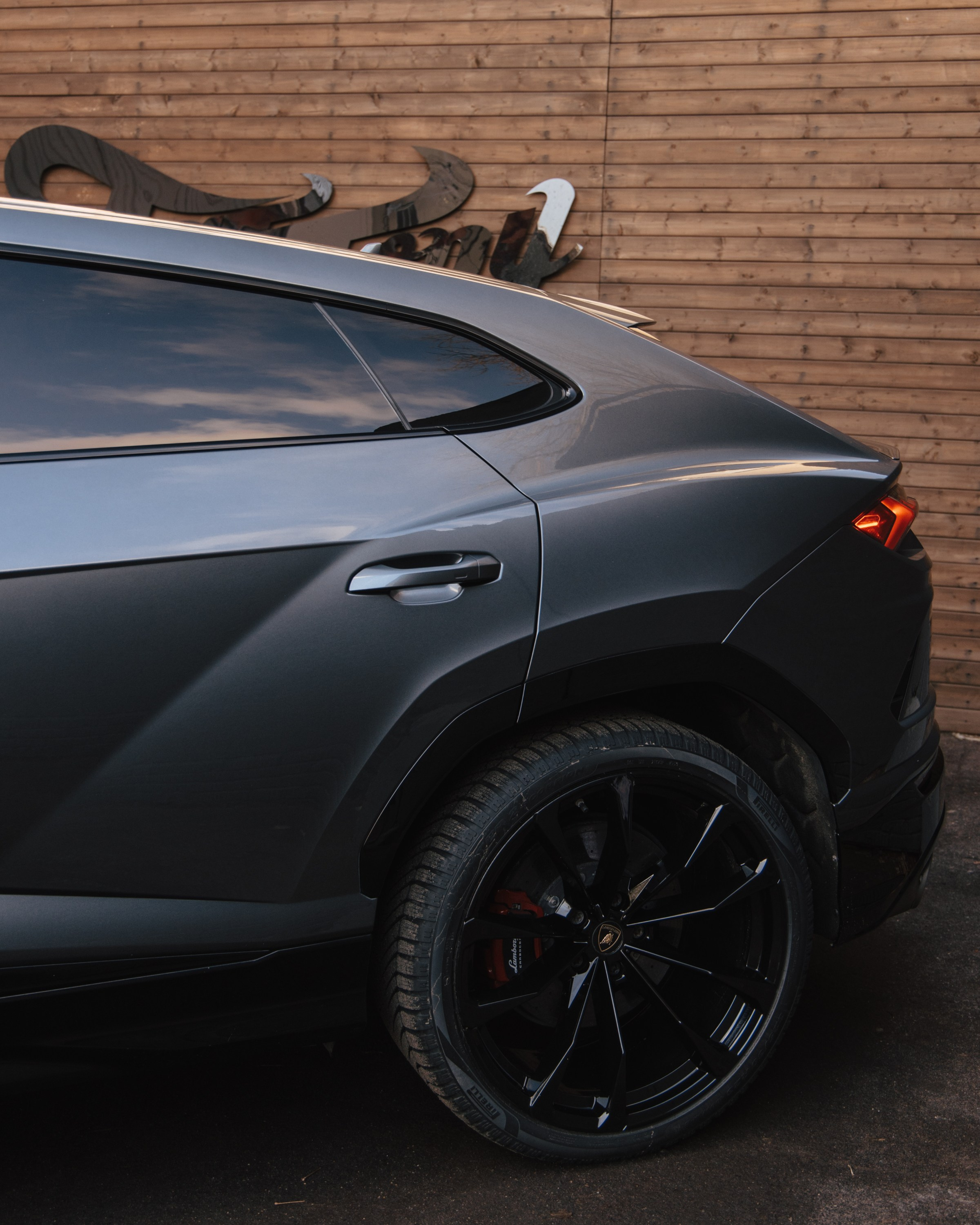 Lamborghini Urus перешив поврежденных элементов салона, окрас капота и деталей. DeLorein