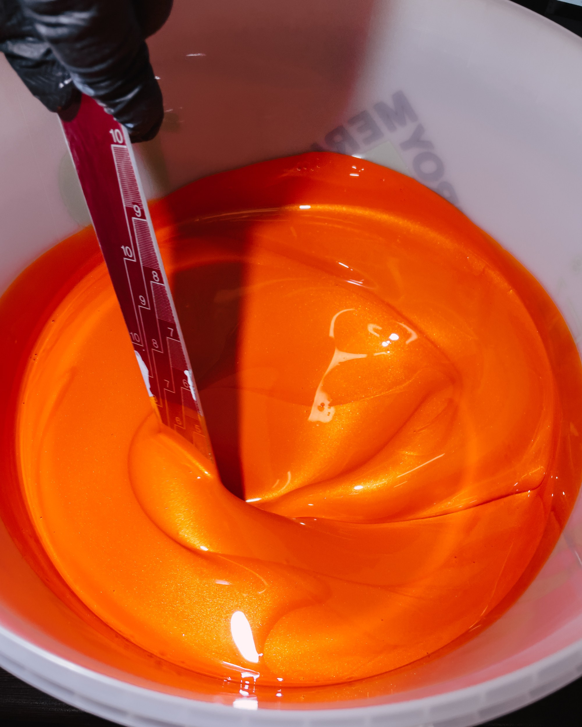 Ford Mustang Roush оранжевый окрас кузова и выкрас полос. DeLorein