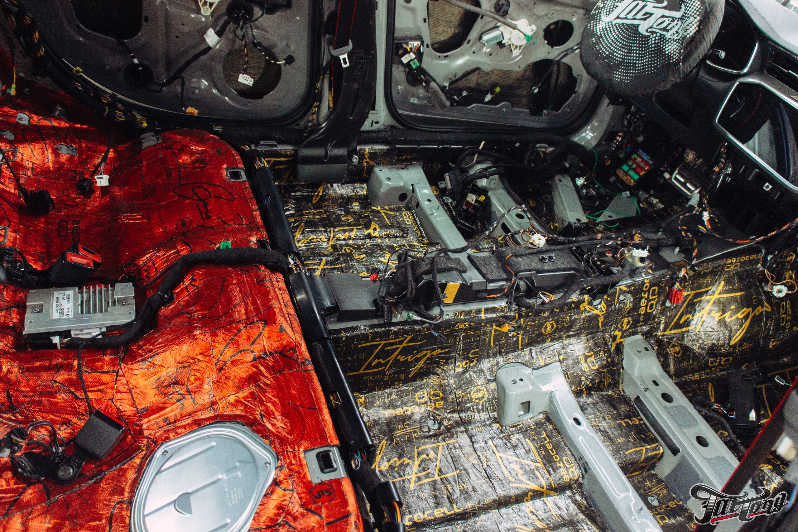 Audi RS6 снятие старой шумоизоляции и нанесение новой. DeLorein