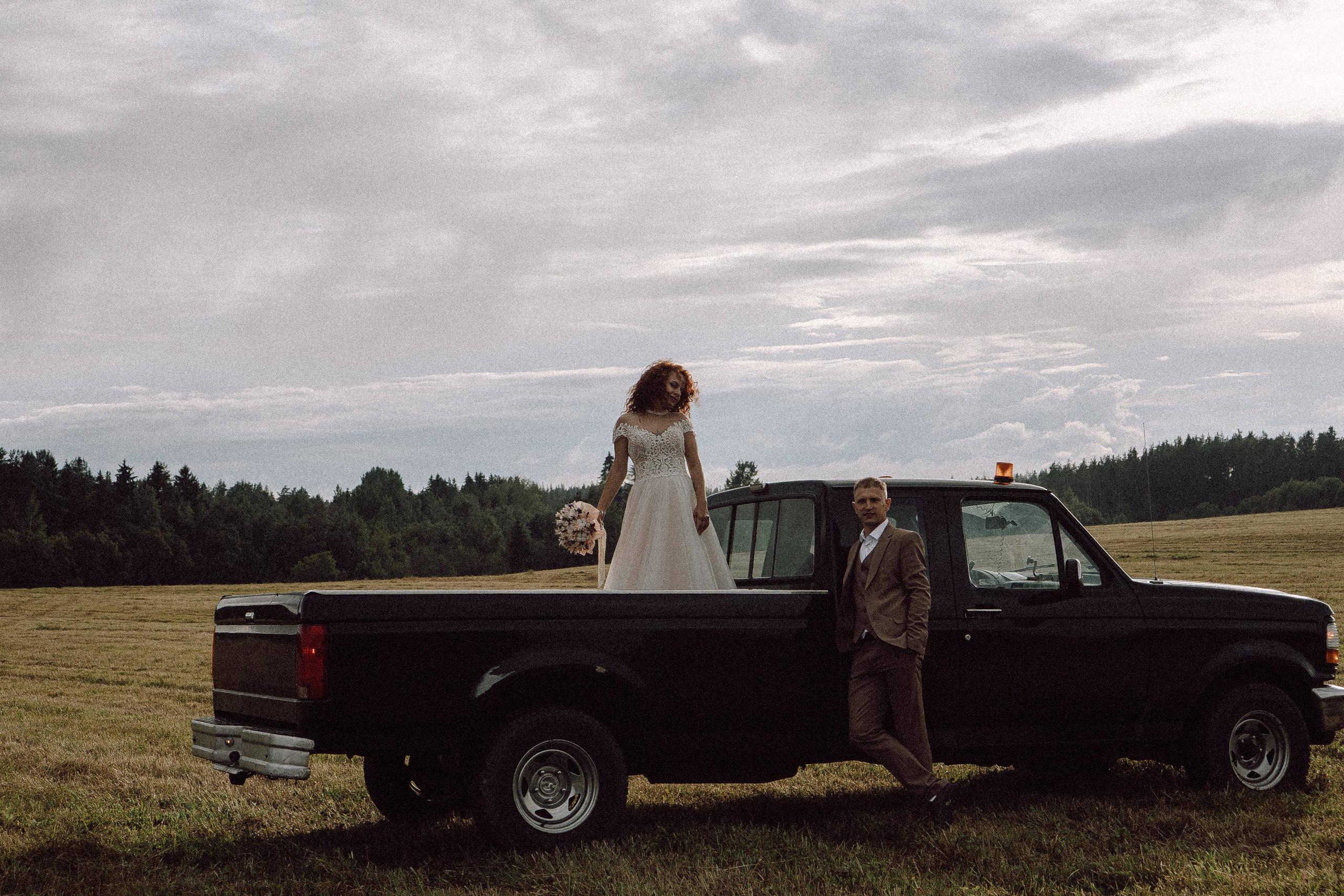 СВАДЕБНАЯ ФОТОСЕССИИЯ ПАРЫ В ГОРОДЕ ПРИОЗЕРСК В СОСНОВОМ ЛЕСУ И С ПИКАПОМ. Профессиональный фотограф, Санкт-Петербург — Виктория Богомолова