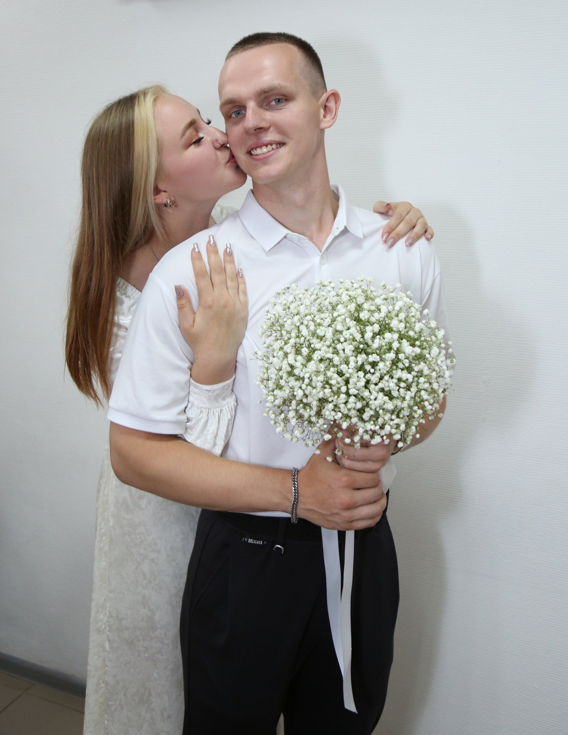 МФЦ свадебная фотосессия в Москве в августе для Романа и Марии. Фотосессия в студии в Москве от профессионального фотографа услуги по доступным ценам