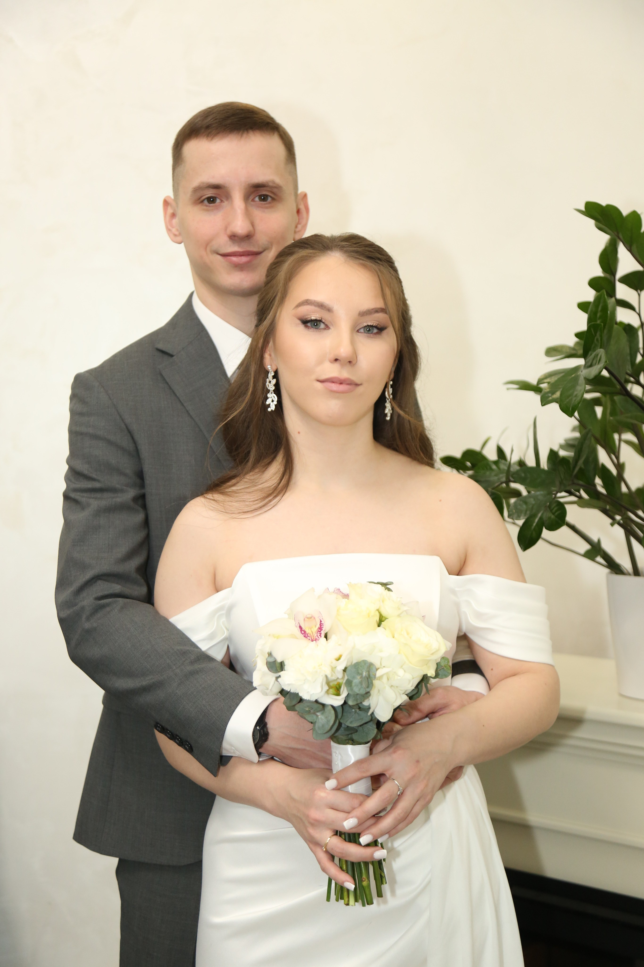 Свадебная фотосессия Николая и Надежды в Кутузовском ЗАГСе в Москве. Фотосессия в студии в Москве от профессионального фотографа услуги по доступным ценам