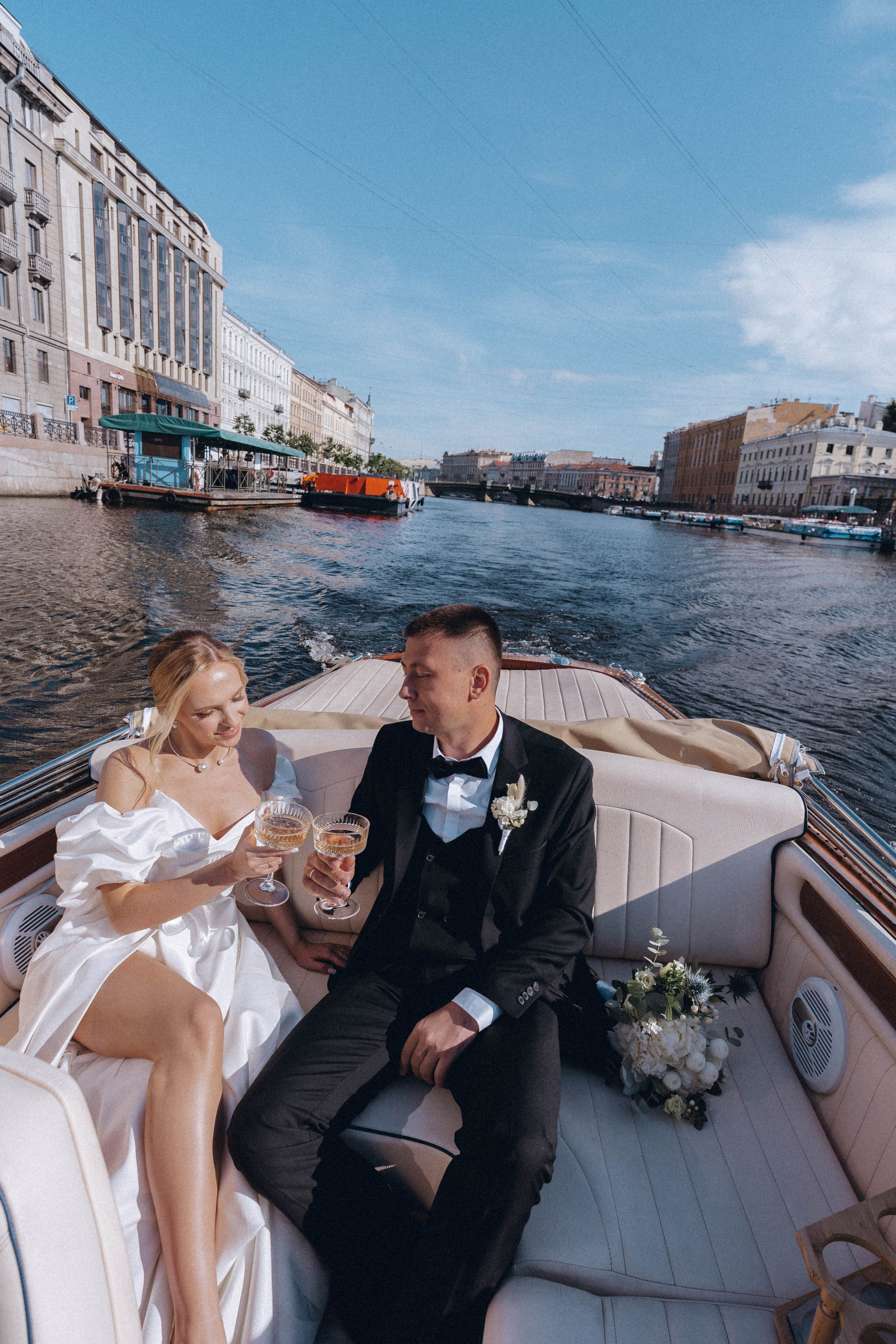 СВАДЕНБНАЯ СЬЕМКА НА КАТЕРЕ ПО КАНАЛАМ САНКТ-ПЕТЕРБУРГА И В АКВАТОРИИ НЕВЫ. Профессиональный фотограф, Санкт-Петербург — Виктория Богомолова