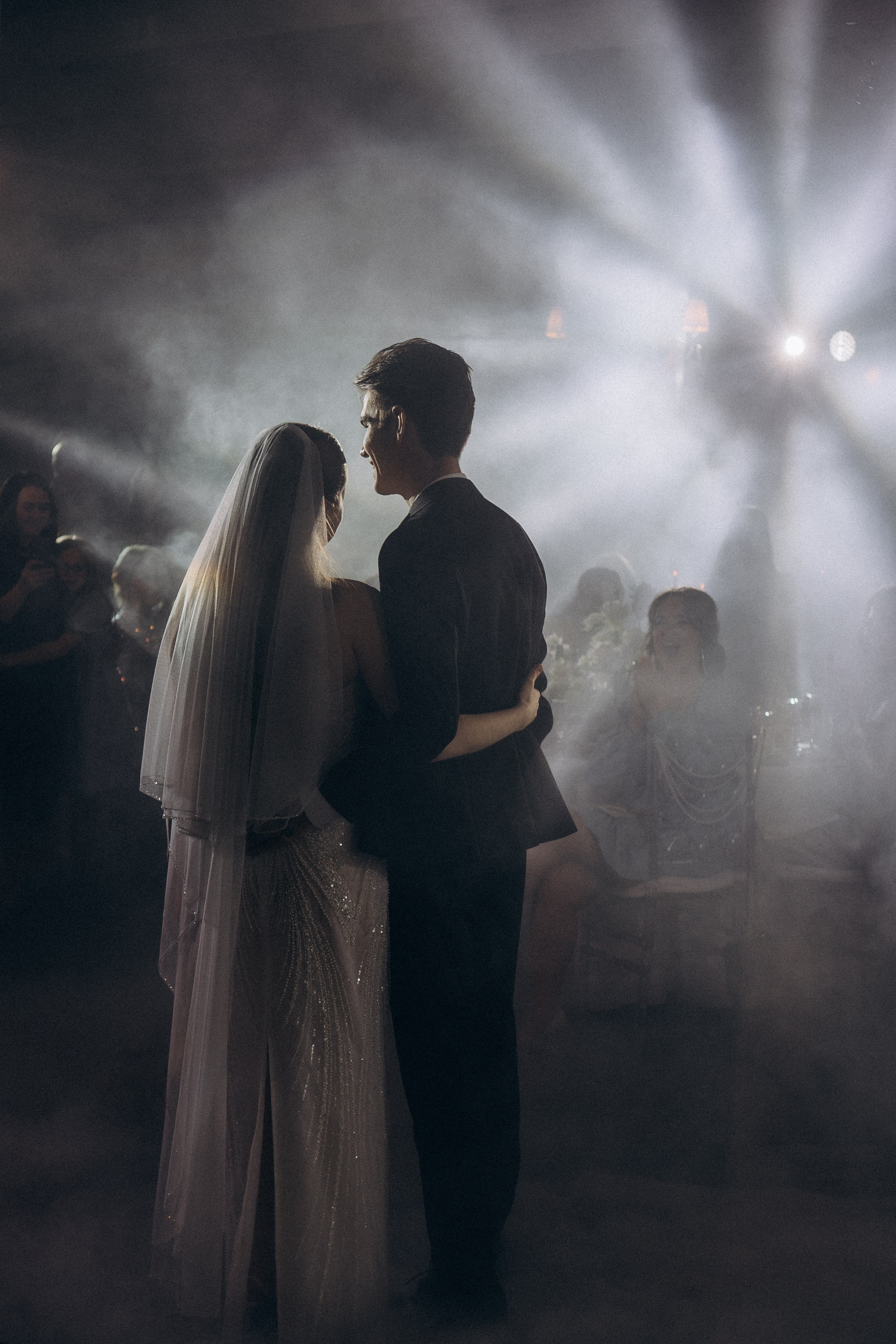 ПЕРВЫЙ ТАНЕЦ МОЛОДЫХ НА БАНКЕТЕ. ТРОГАТЕЛЬНЫЙ МОМЕНТ (СНЯТО В СИБИРЕ В НИЖНЕВАРТОВСКЕ). Профессиональный фотограф, Санкт-Петербург — Виктория Богомолова