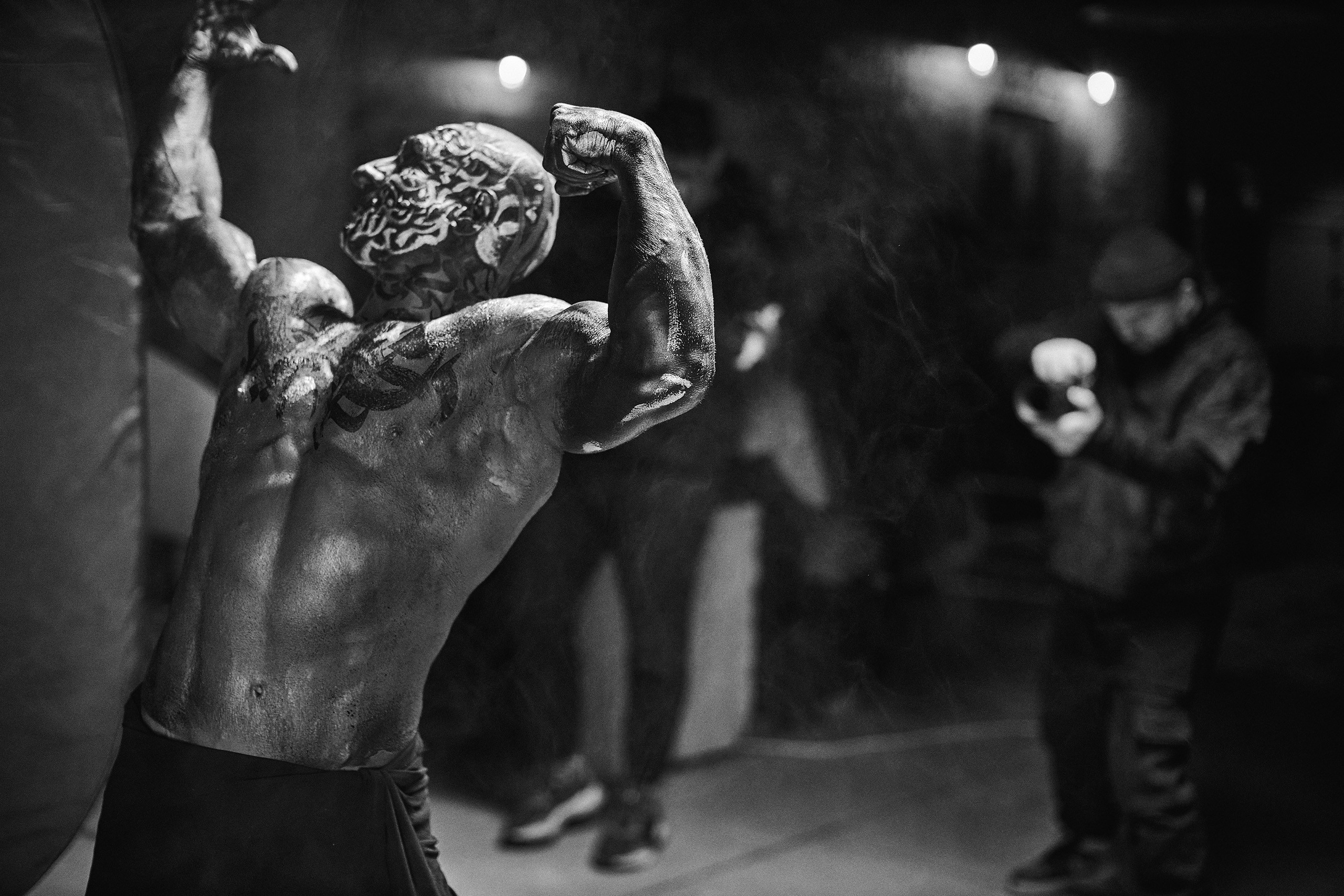 Бэкстейдж концептуальной съёмки фотографа Дмитрия Раймона, каллиграфа Антона Рейтара и персонального тренера фитнес-клуба Байрама Алоева. Фотосессия в Efimov Studio. Портретный фотограф во Владивостоке Сергей Ефимов. #СергейЕфимовФото