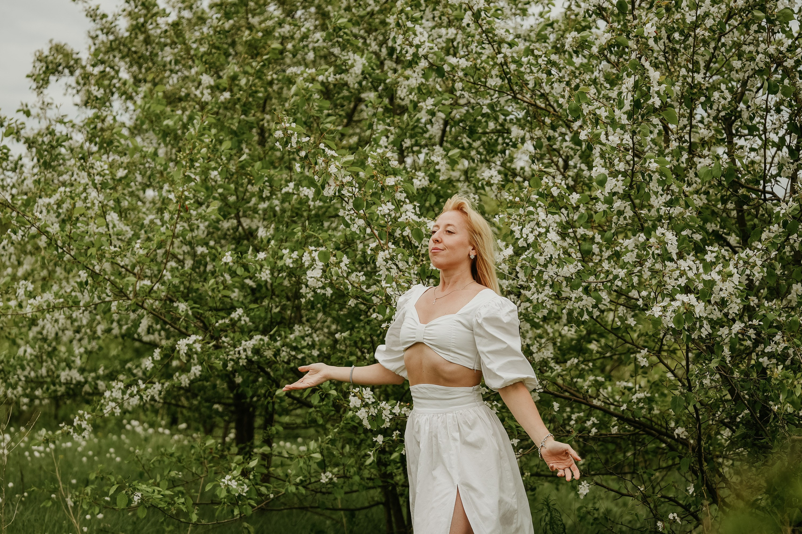 Фотосессия в цветущих яблонях. Фотограф Анна Герман. Красноярск