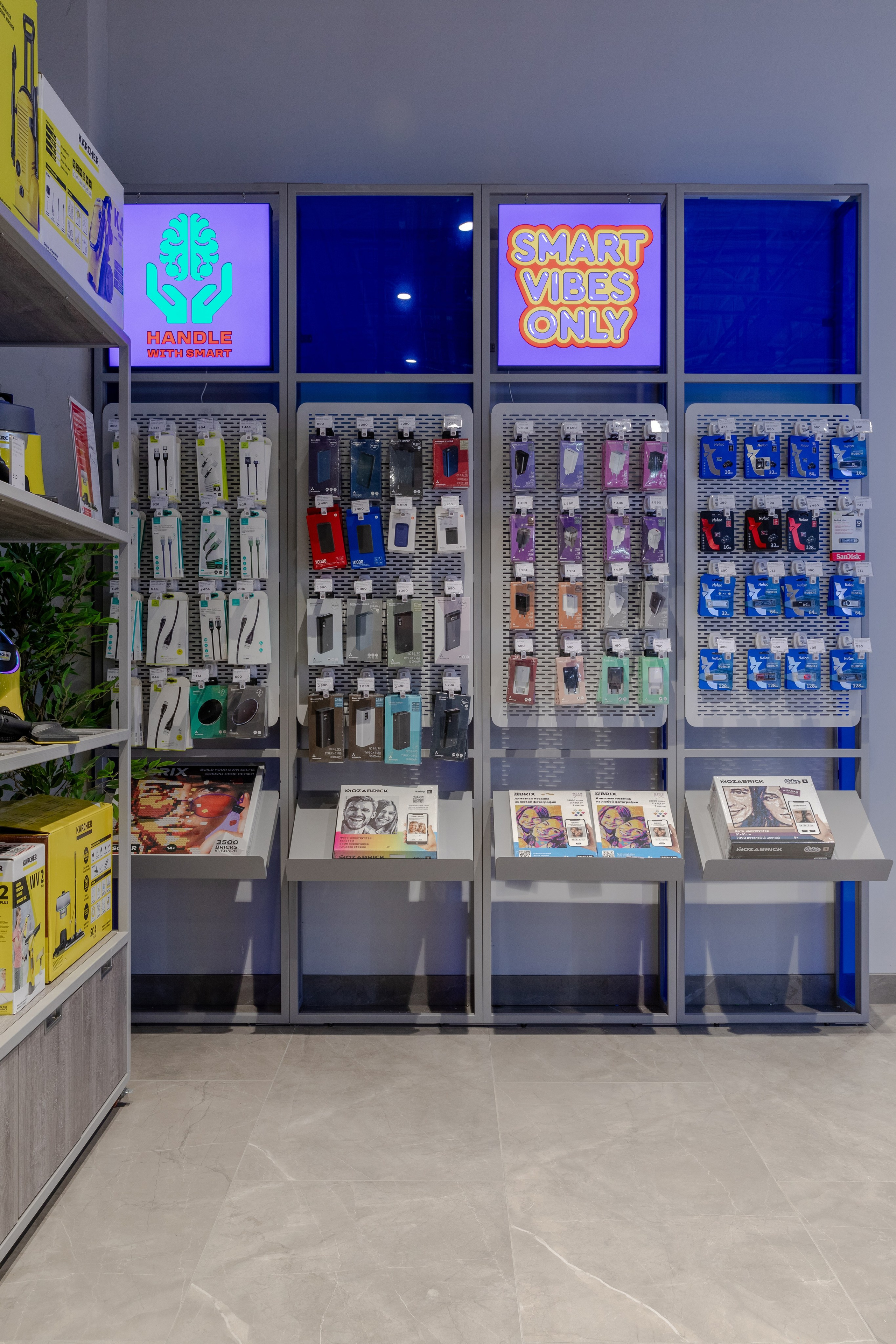 Интерьерная фотосъемка магазина ВСЁСМАРТ - магазин умных гаджетов. Интерьерный фотограф в Сочи Владислав Нагин