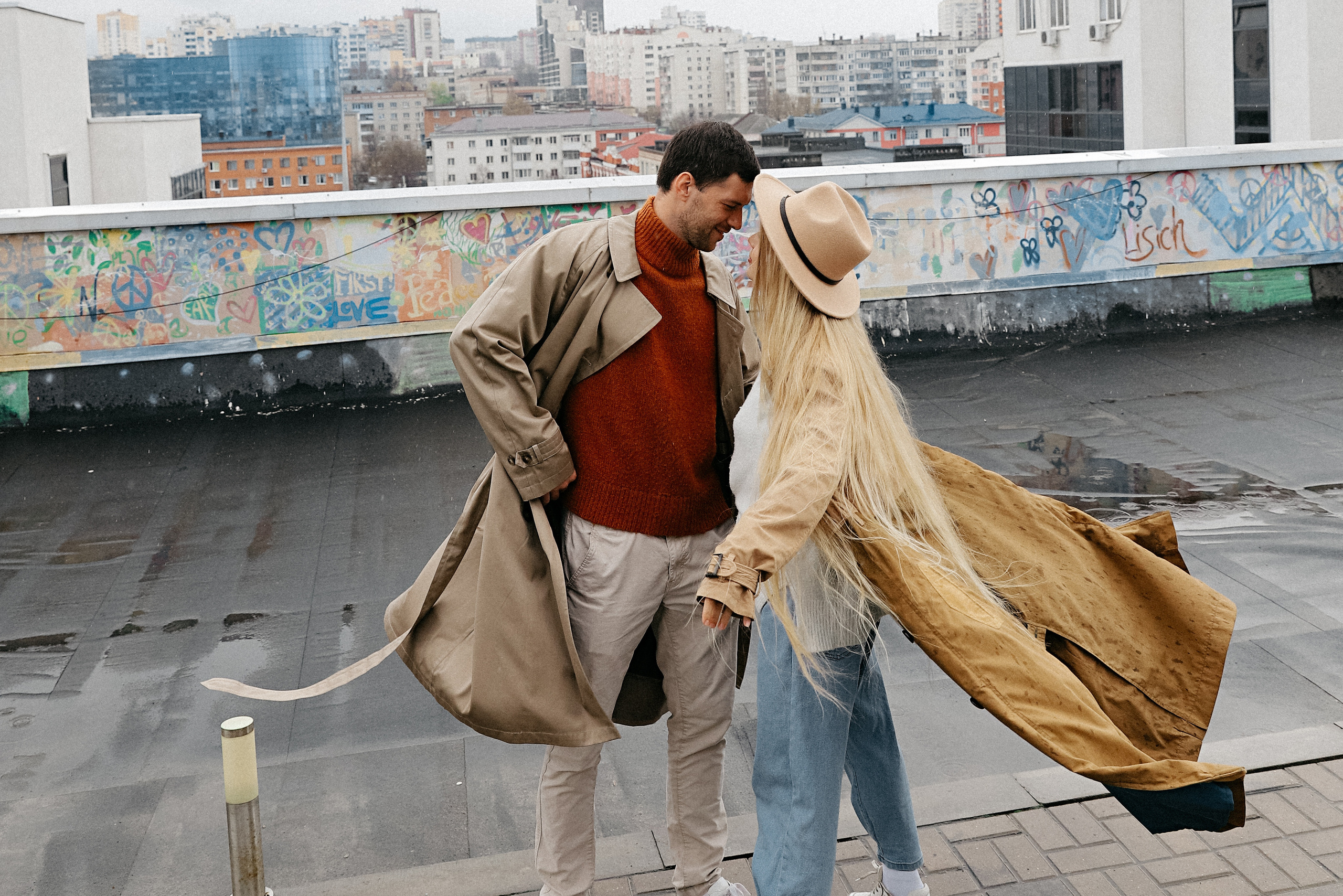 Крыша. Дождь. Катя и Анатолий. Фотограф Белгород