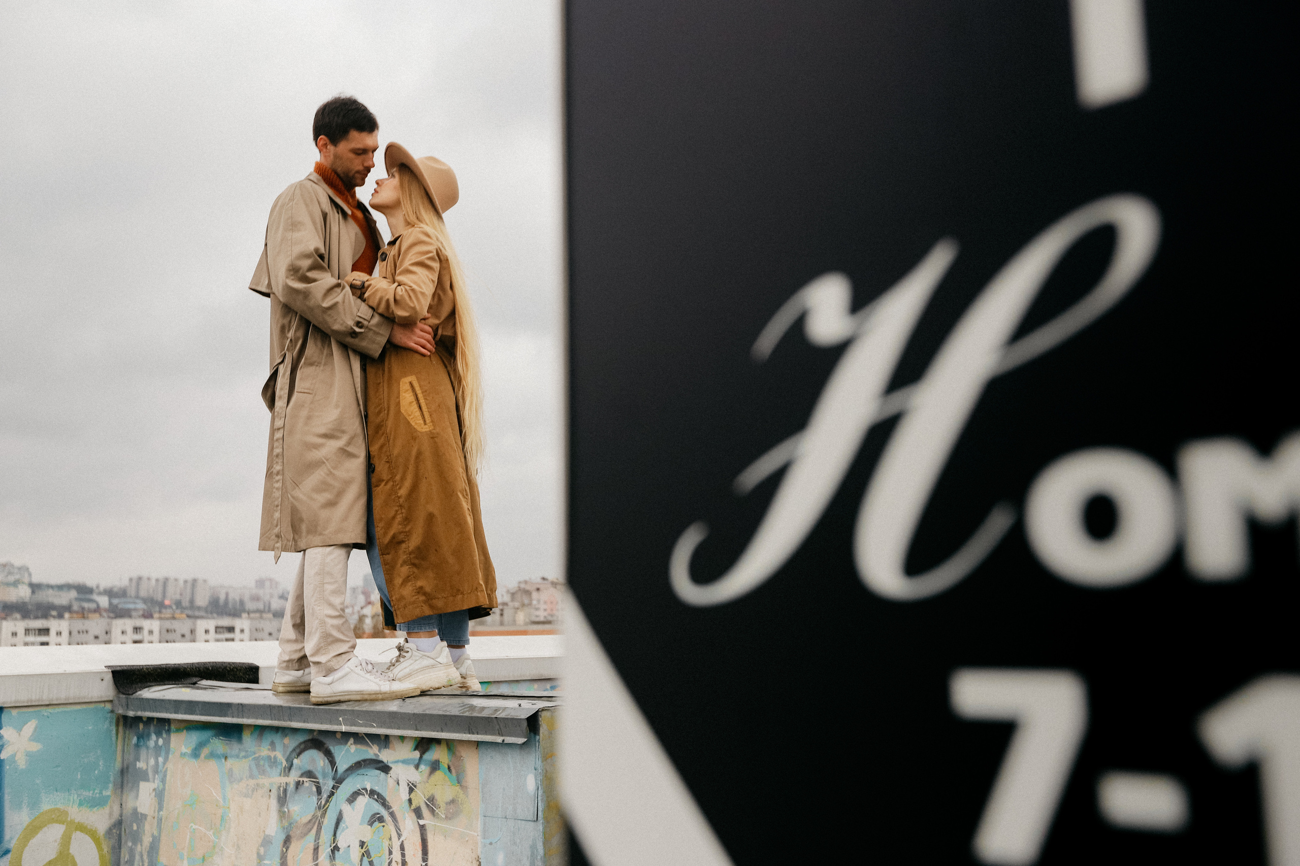 Крыша. Дождь. Катя и Анатолий. Фотограф Белгород