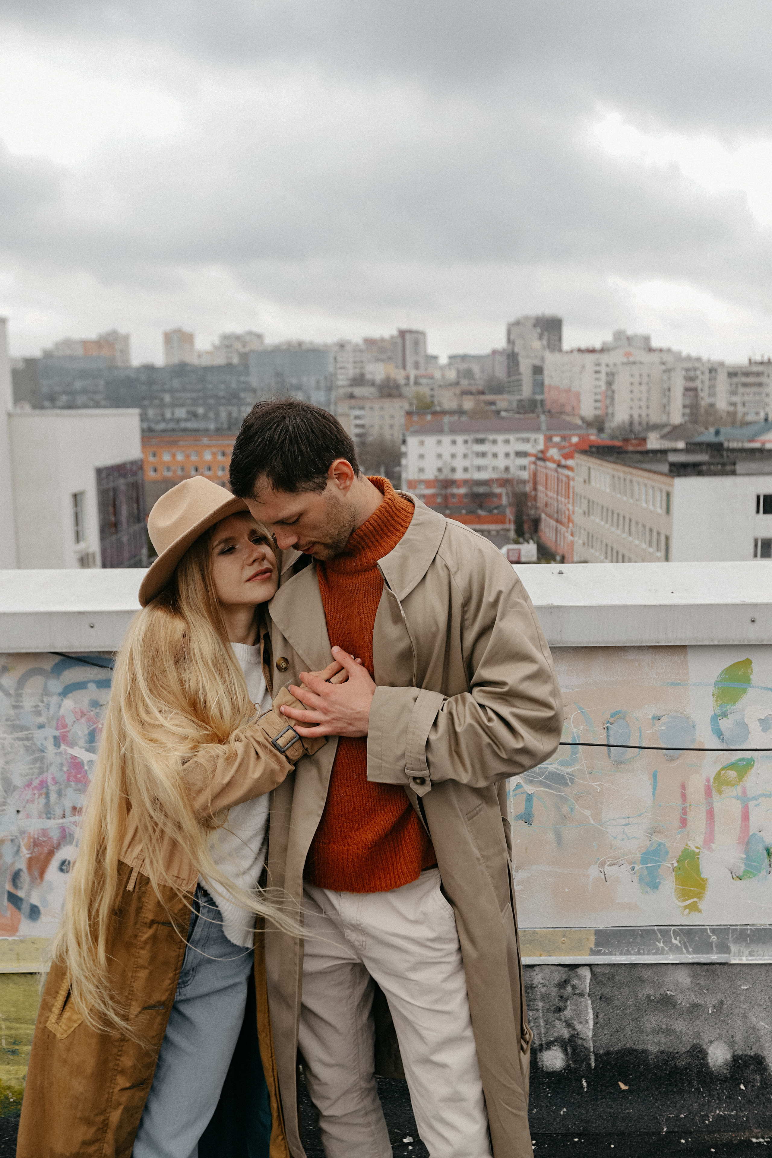 Крыша. Дождь. Катя и Анатолий. Фотограф Белгород