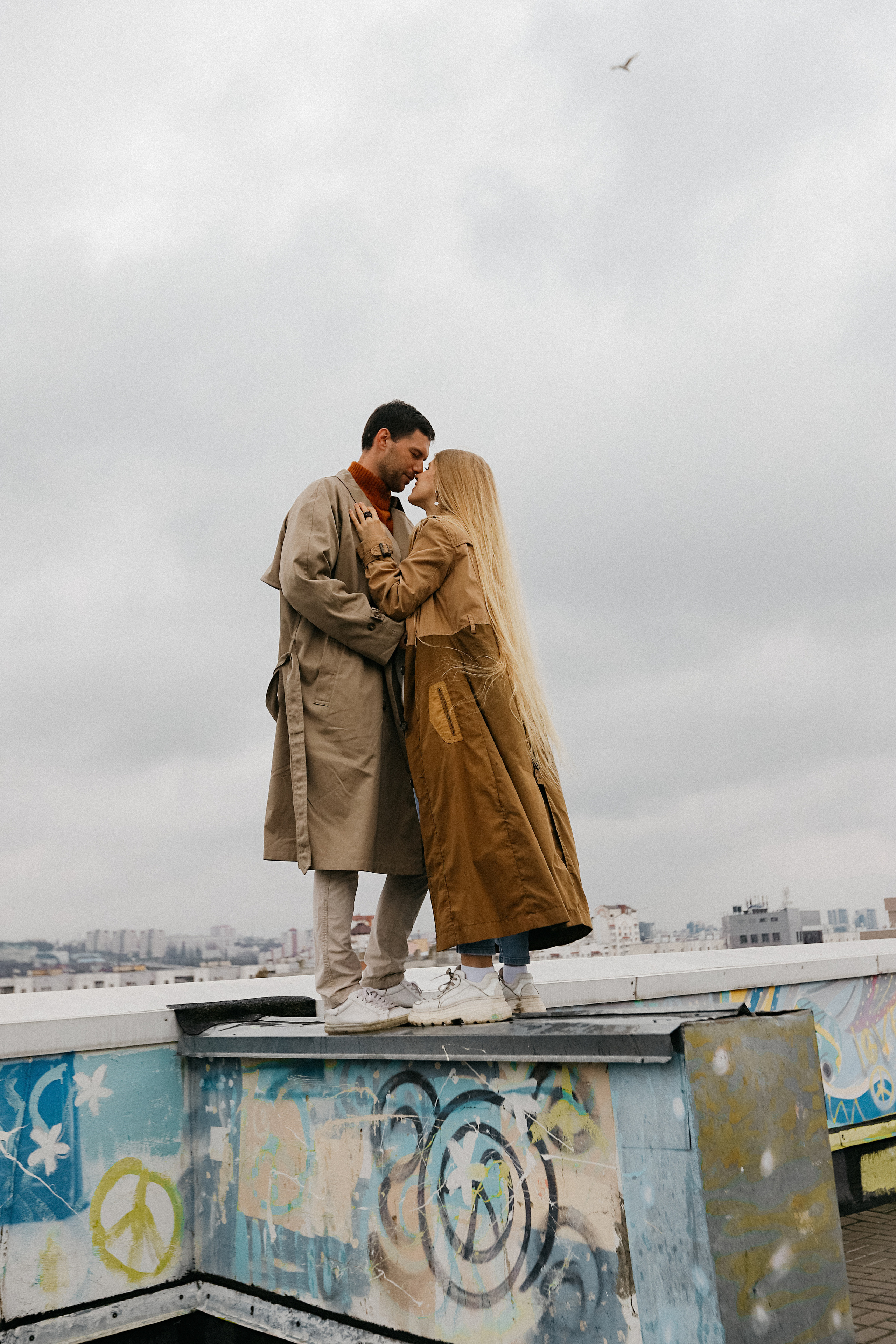 Крыша. Дождь. Катя и Анатолий. Фотограф Белгород