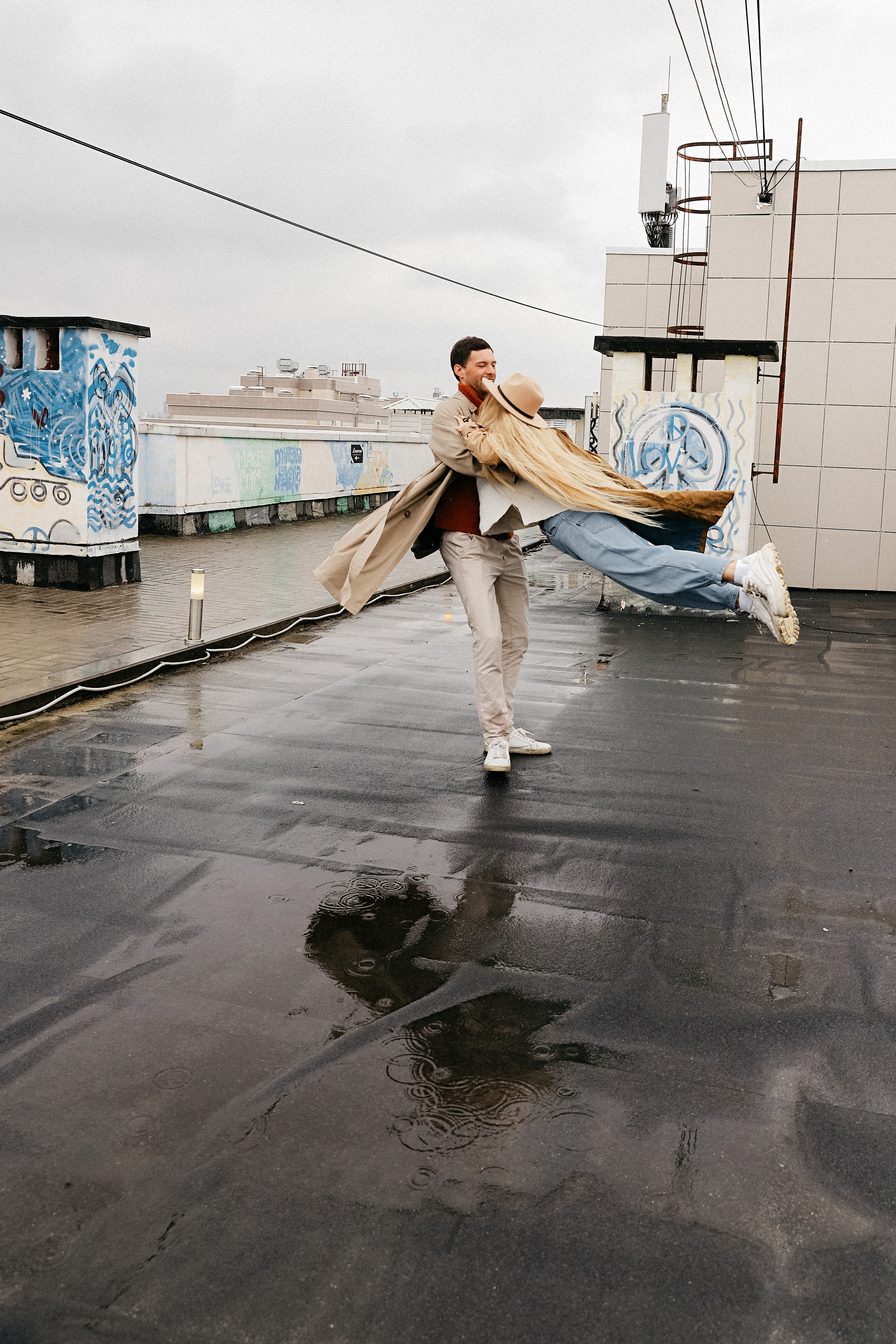 Крыша. Дождь. Катя и Анатолий. Фотограф Белгород