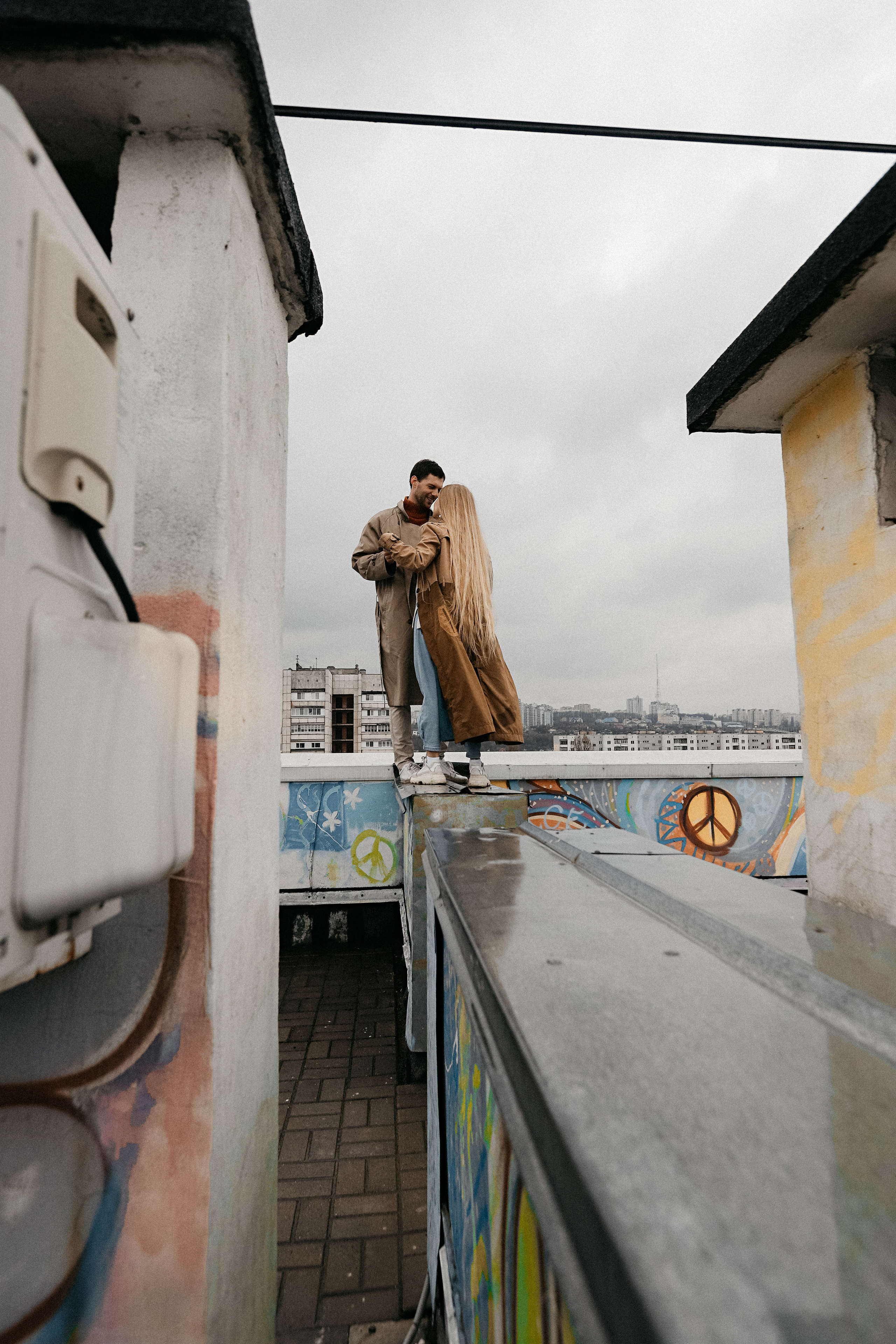 Крыша. Дождь. Катя и Анатолий. Фотограф Белгород