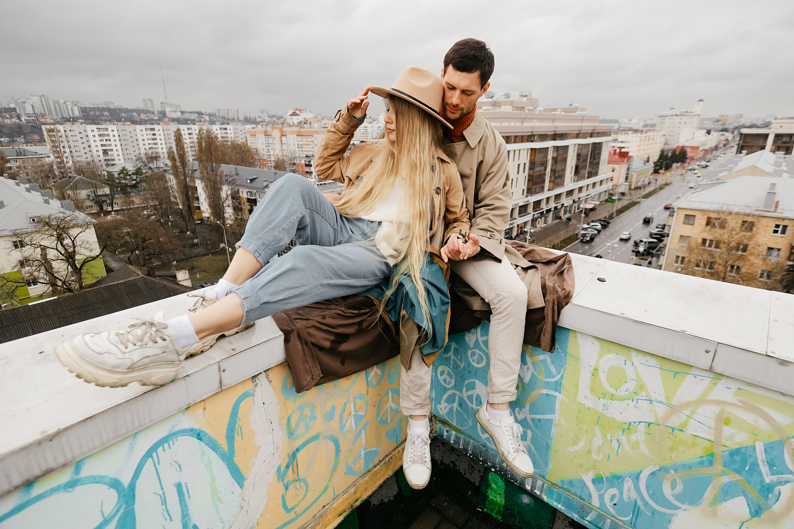 Крыша. Дождь. Катя и Анатолий. Фотограф Белгород