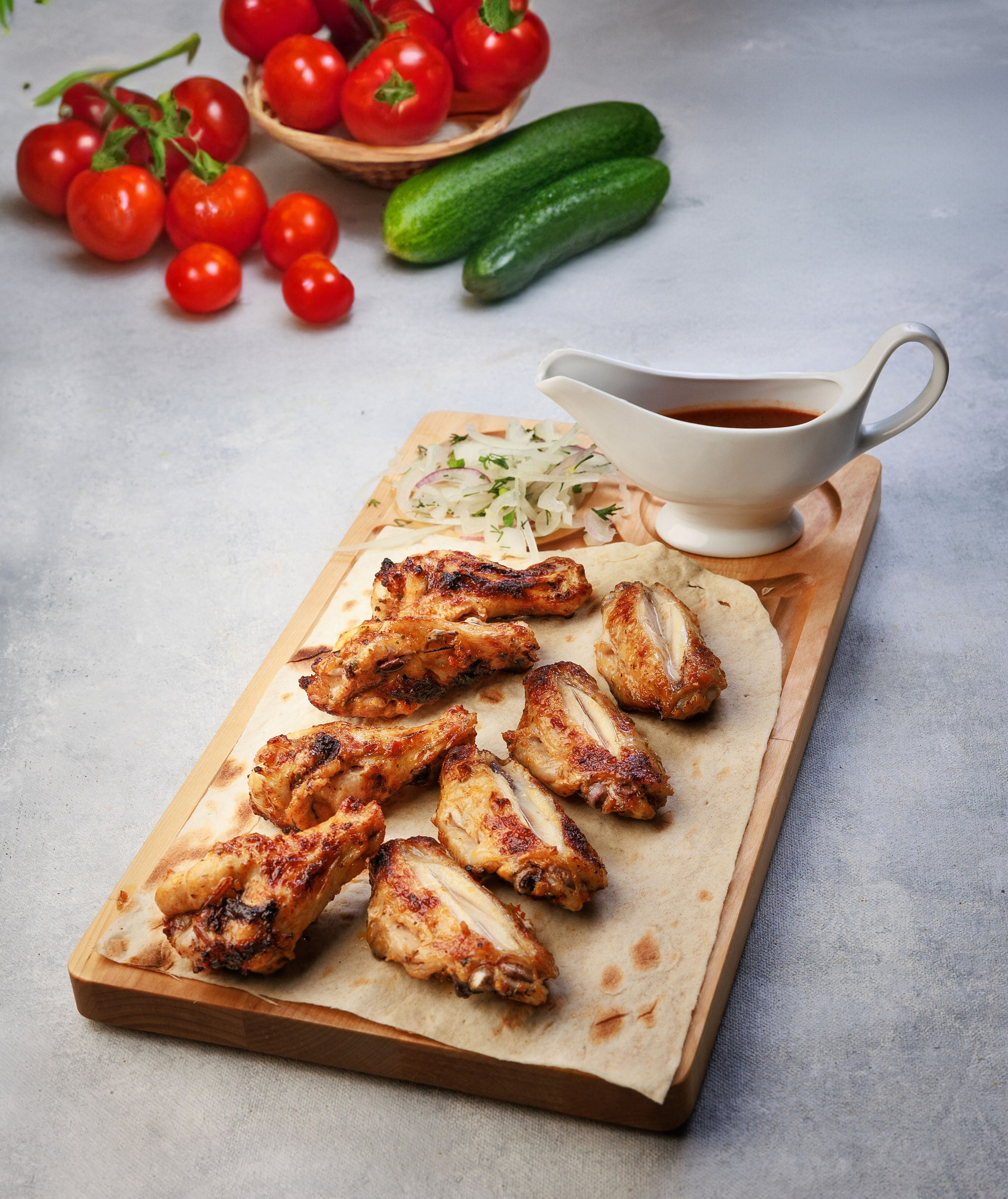 куриные крылышки гриль на лаваше для меню кафе и ресторанов. Фудфотограф казань