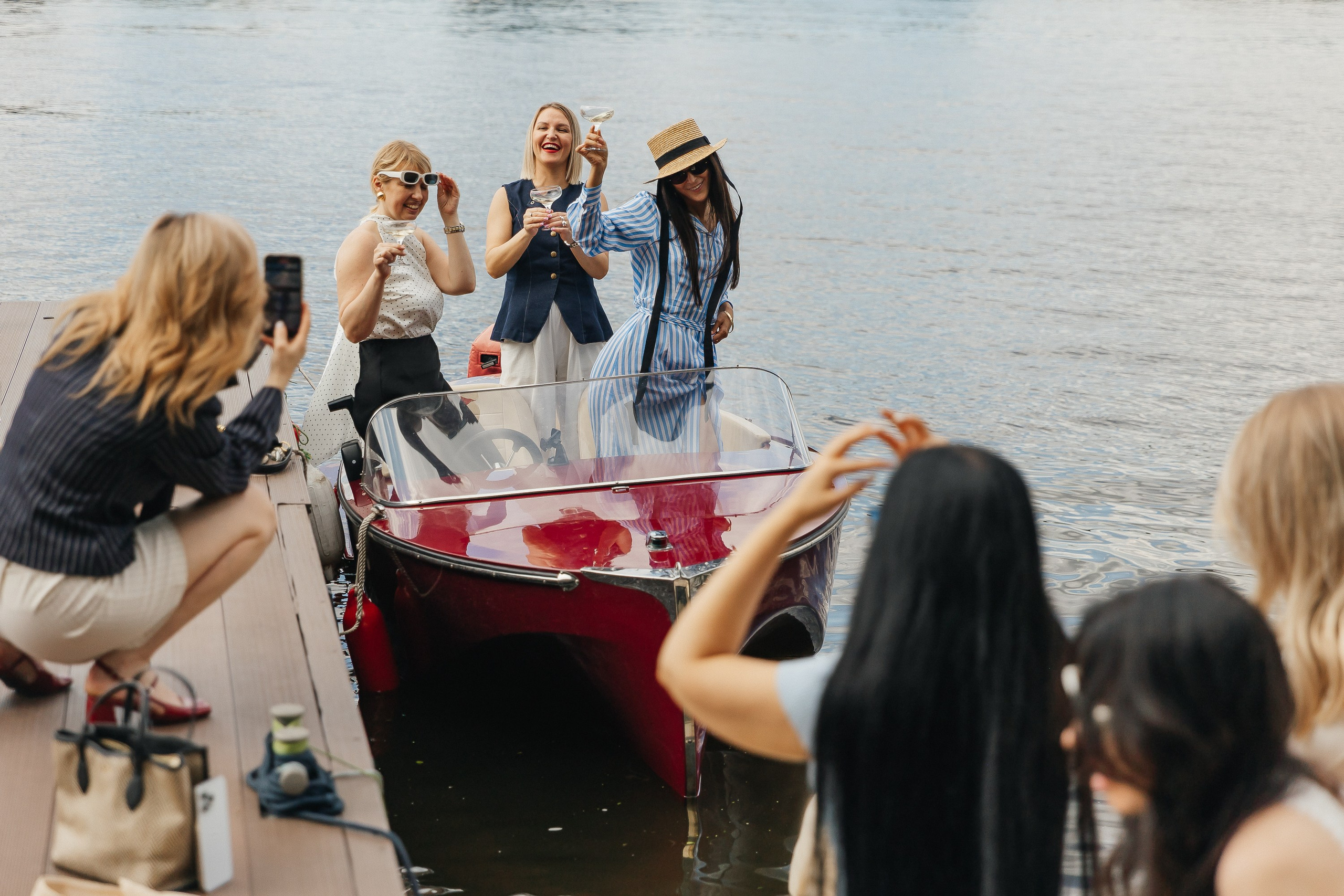 девичник на ретро катерах, ретрокатер, фотограф на девичник, прогулка на яхте, фотосессия на катере, ретро-катер, катер в москве