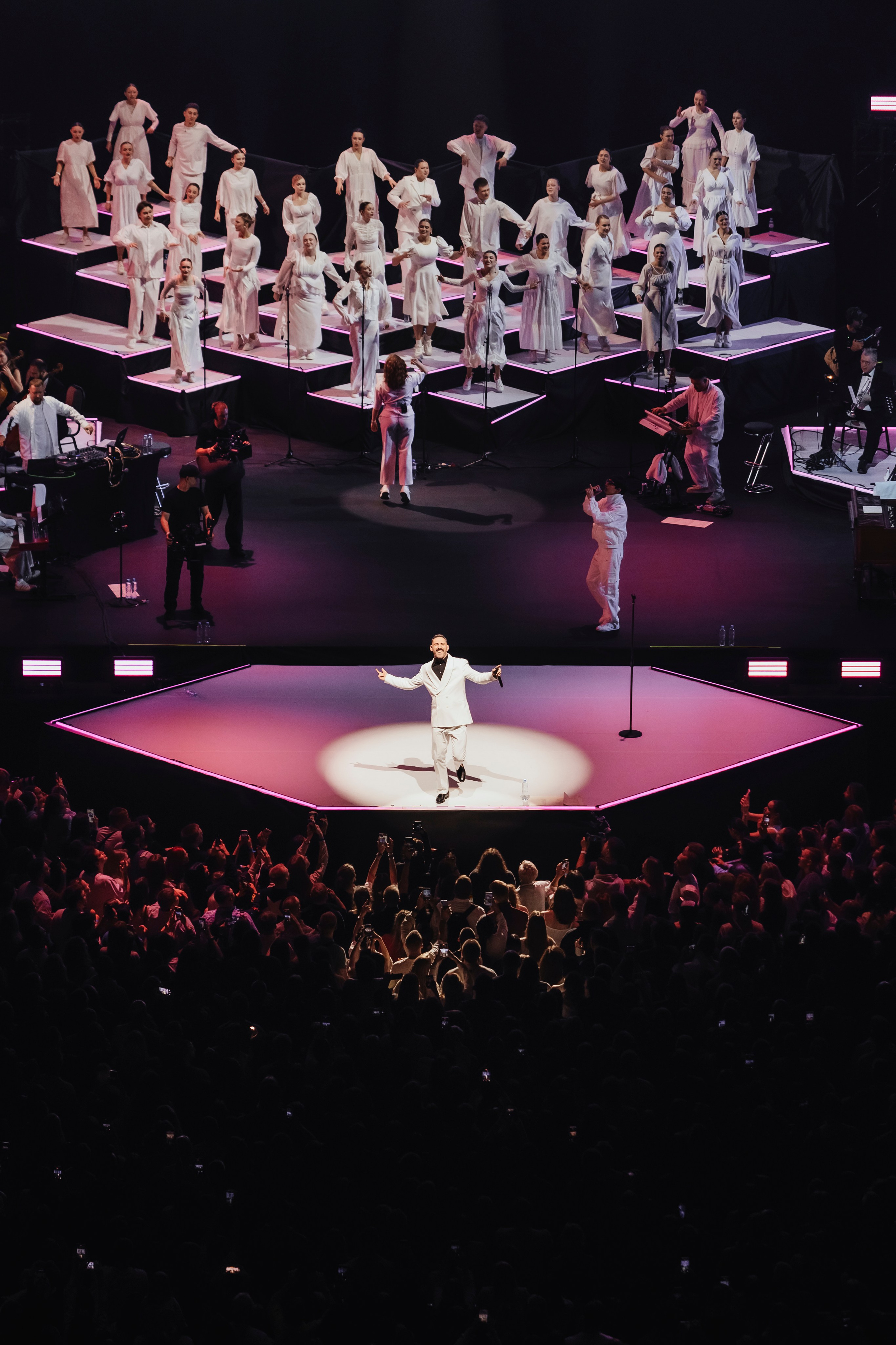 Концерт L’ONE с хором и симфоническим оркестром в Live Арене 19 октября 2025. Репортажный, event, концертный и backstage фотограф из Москвы Виталий Кривцов