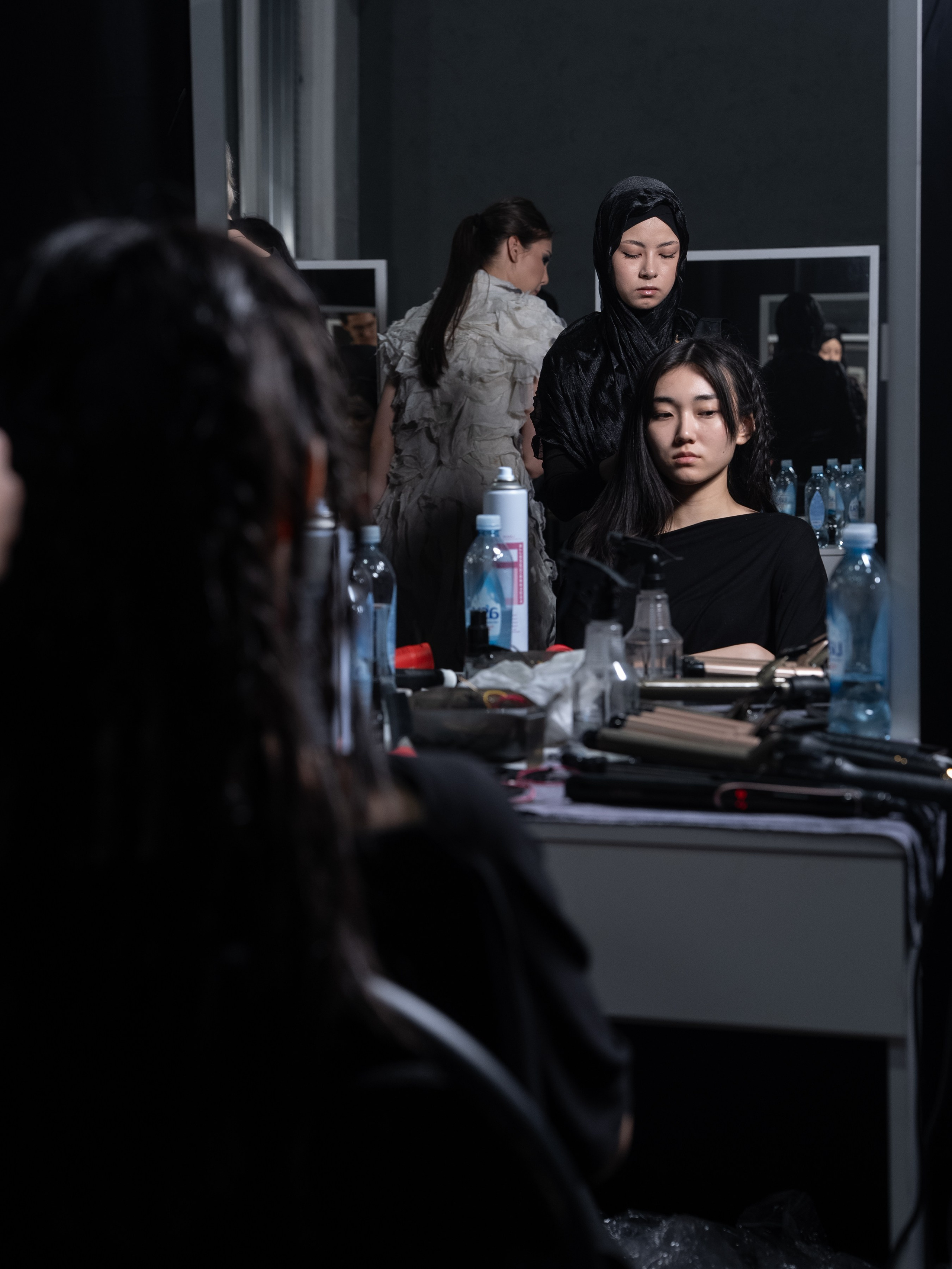 Visa Fashion Week Pre-Fall 2026 April BackStage Day 1. Сайт Алматинского НЮ АРТ, будуар и фэшн фотографа Дениса Карпенко