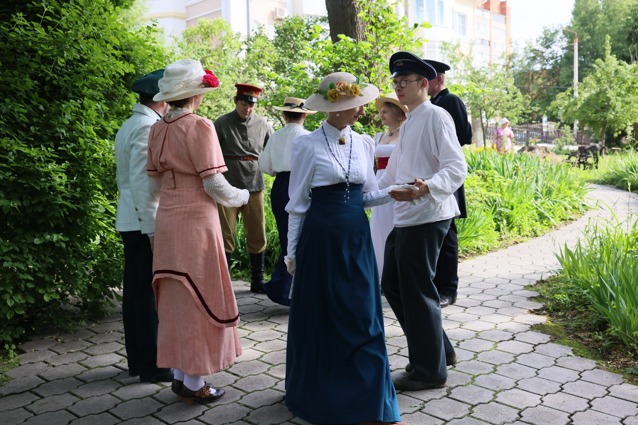 Усадьба Вересаева. Гости в саду. Фотограф в Туле Крупский АнДРей. Фотостудия «КАДР71» в Туле