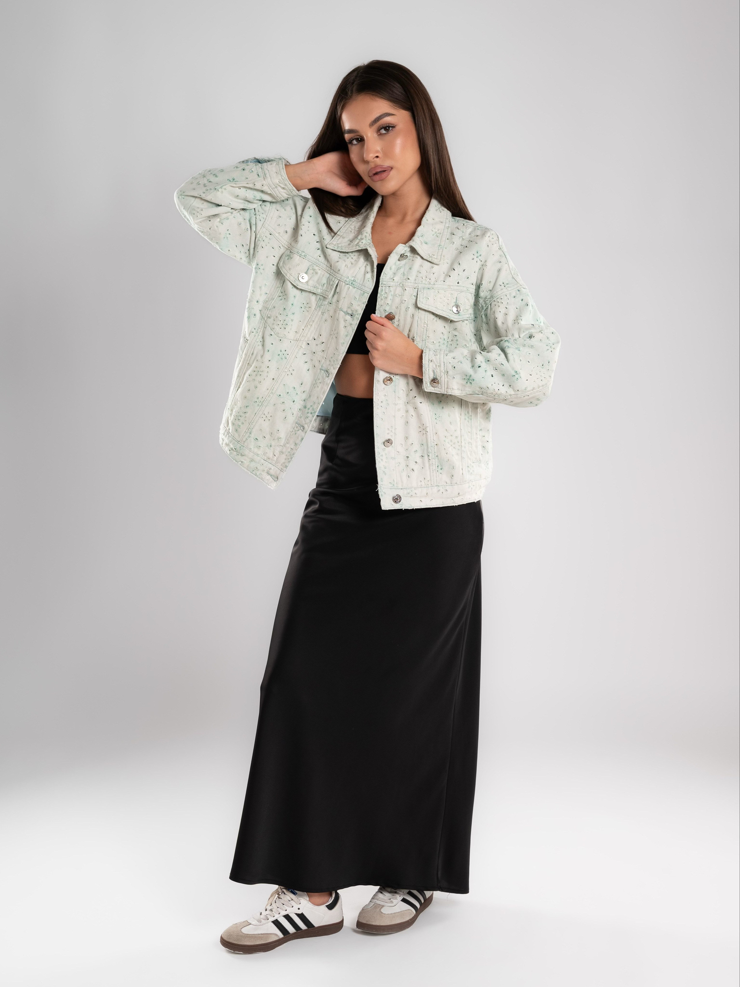 Джинсовые куртки на 2х моделях. Предметный фотограф, фото для маркетплейсов Пятигорск, КМВ