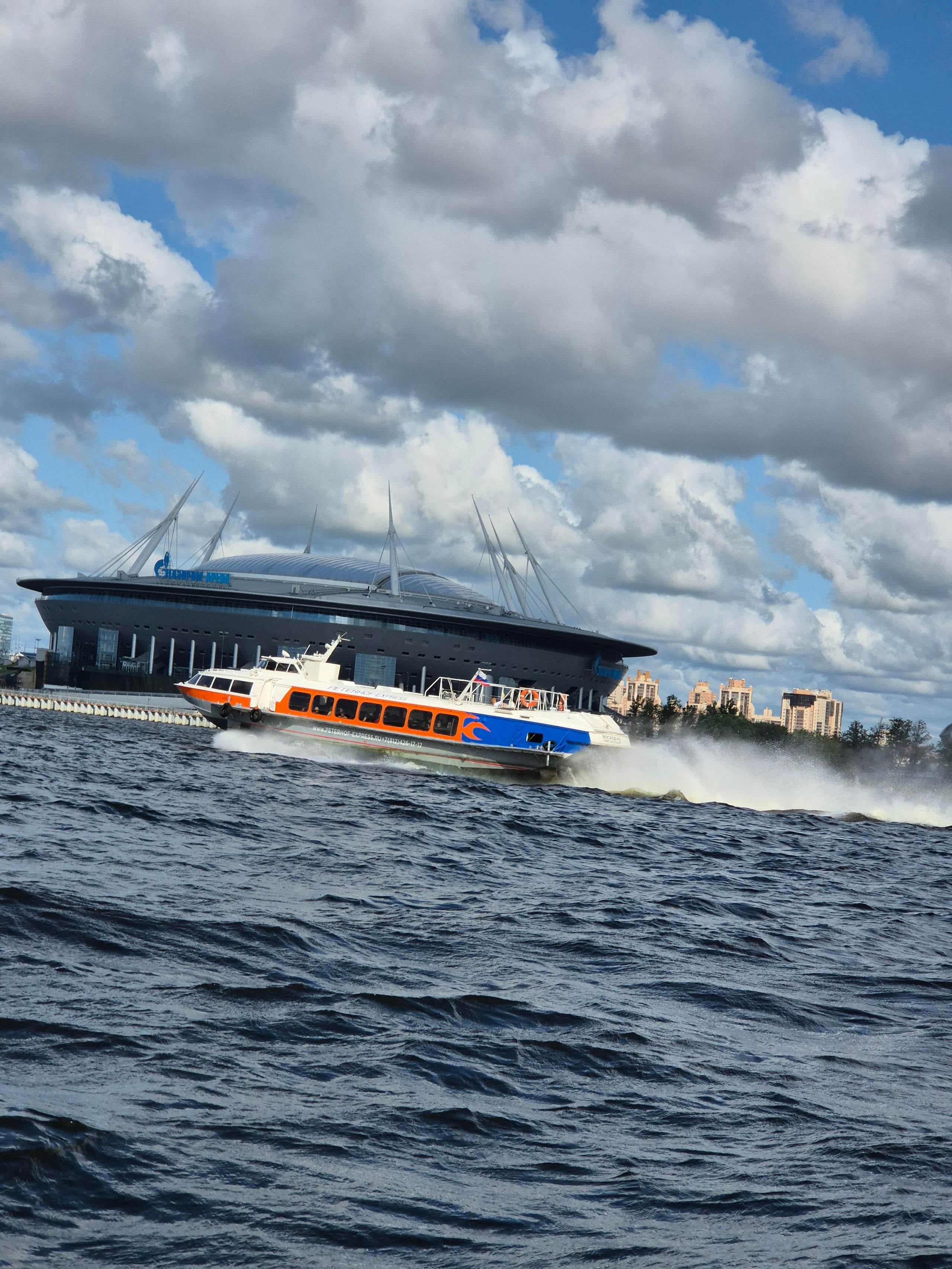 Дойдя от р.Ждановки до Финского залива, посмотрели на волны и осознали, что мы пока не такие морские волки, чтобы на корыте с моторчиком соваться в море