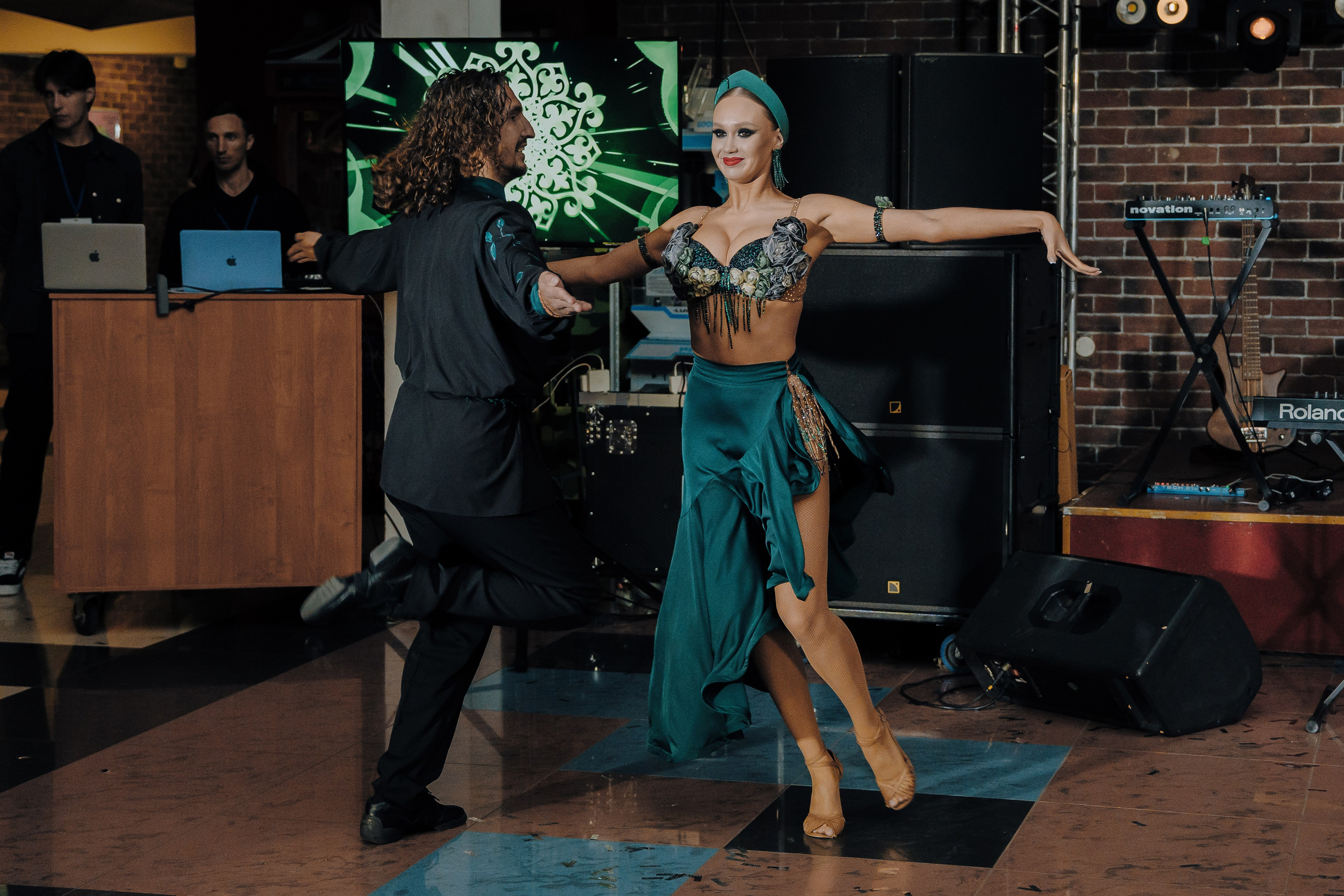 20 ЛЕТ МЕГАПОЛИС ЧЕЛЯБИНСК ХЕДЛАЙНЕР ЕЛКА. Репортажный фотограф Зуев Роман г. Челябинск