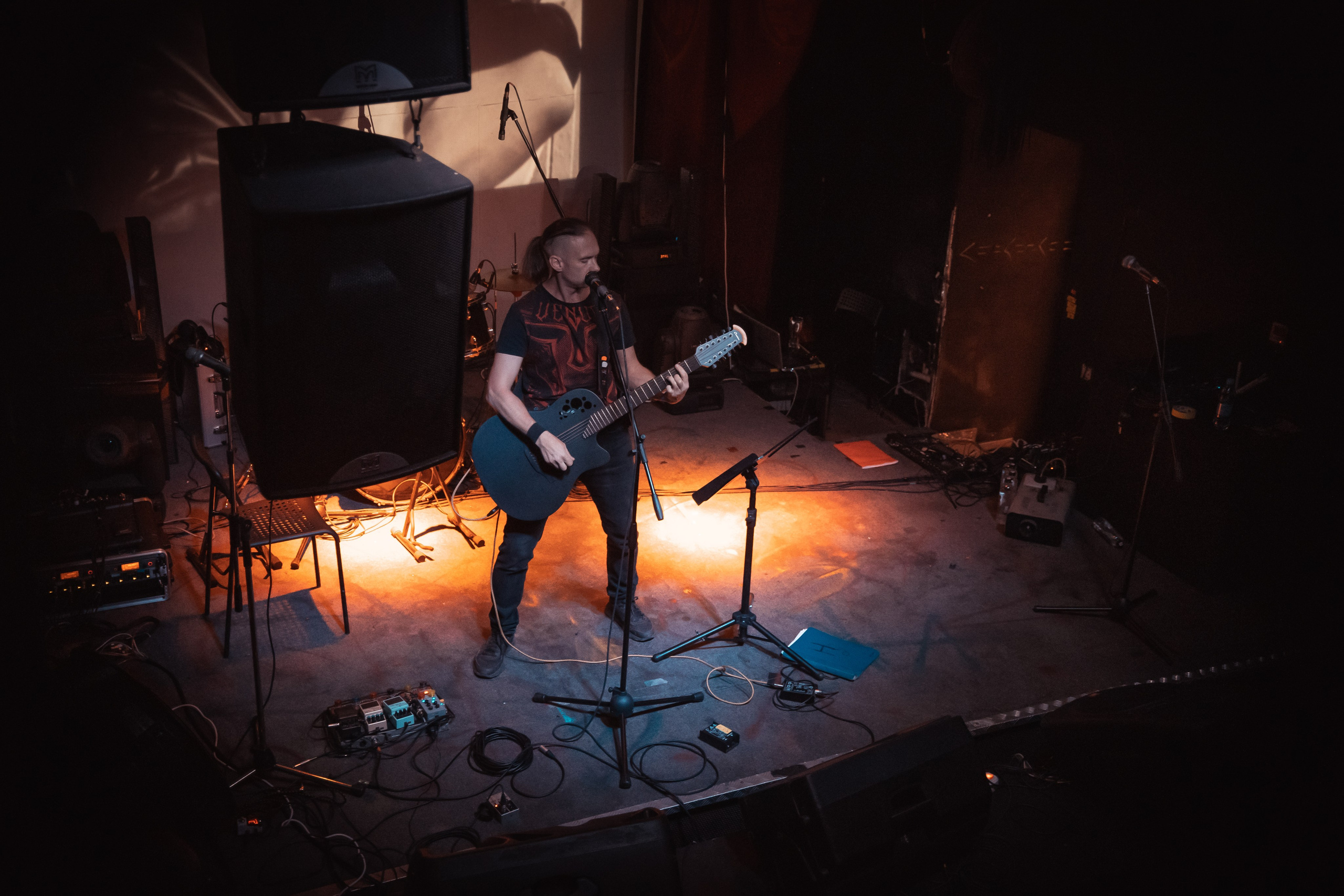 Павел Горловой, Концерт памяти В.Цоя, 16.08.2025, Эрмитаж. Фотограф Регина Крикунова г. Красноярск