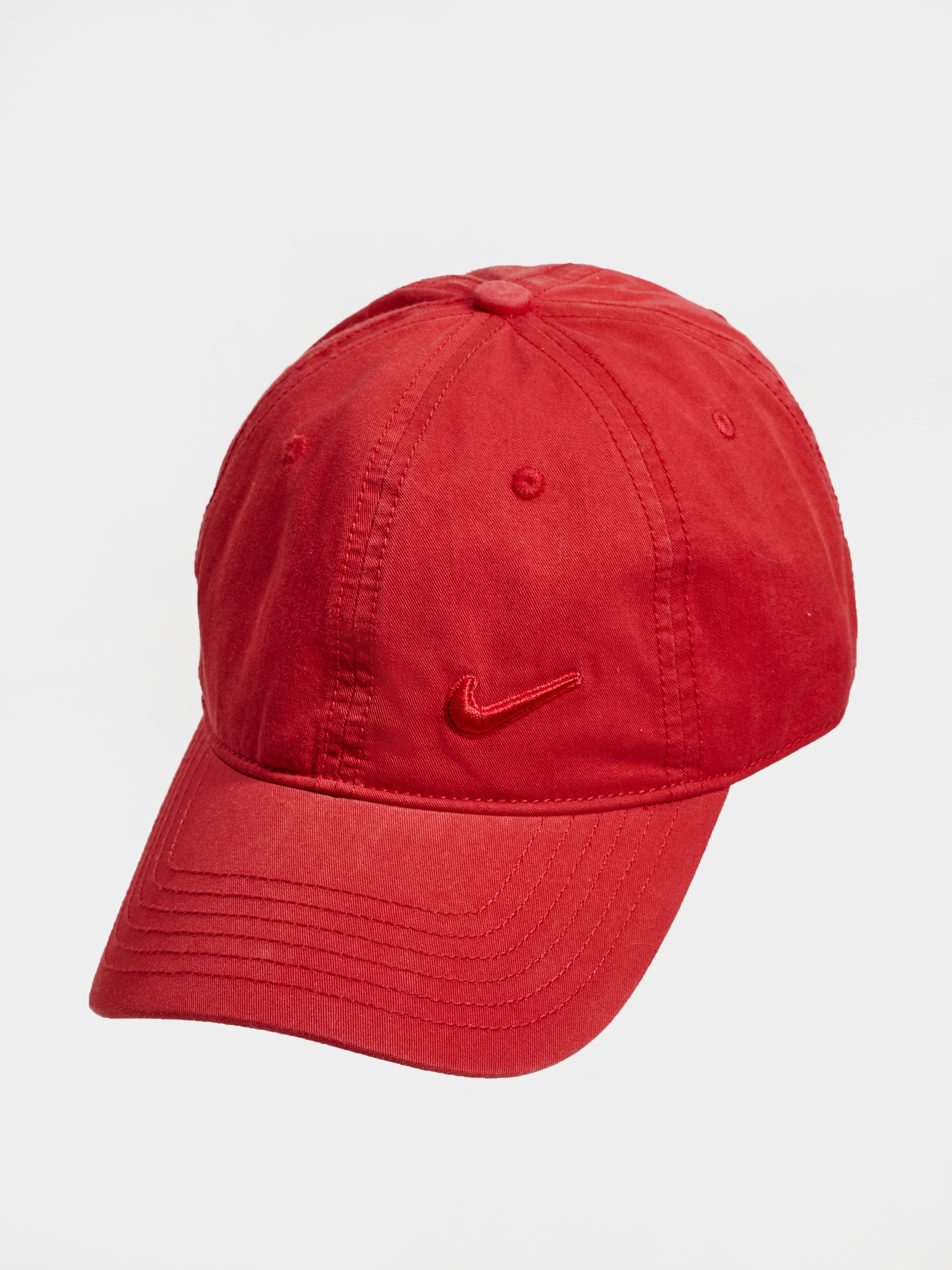 красная кепка на белом фоне