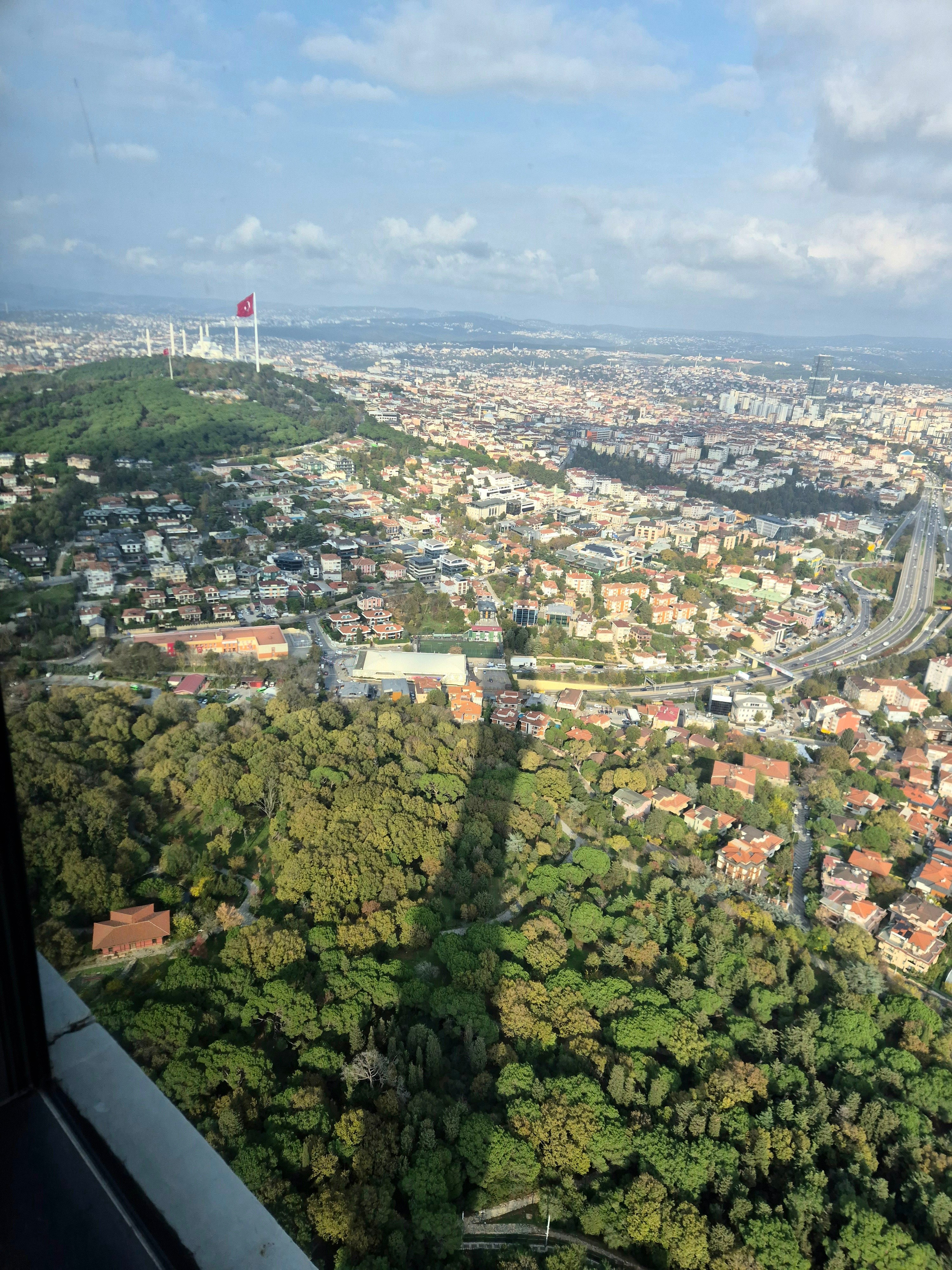 На азиатской стороне не могли пройти мимо ТВ башни Чамлыджи
