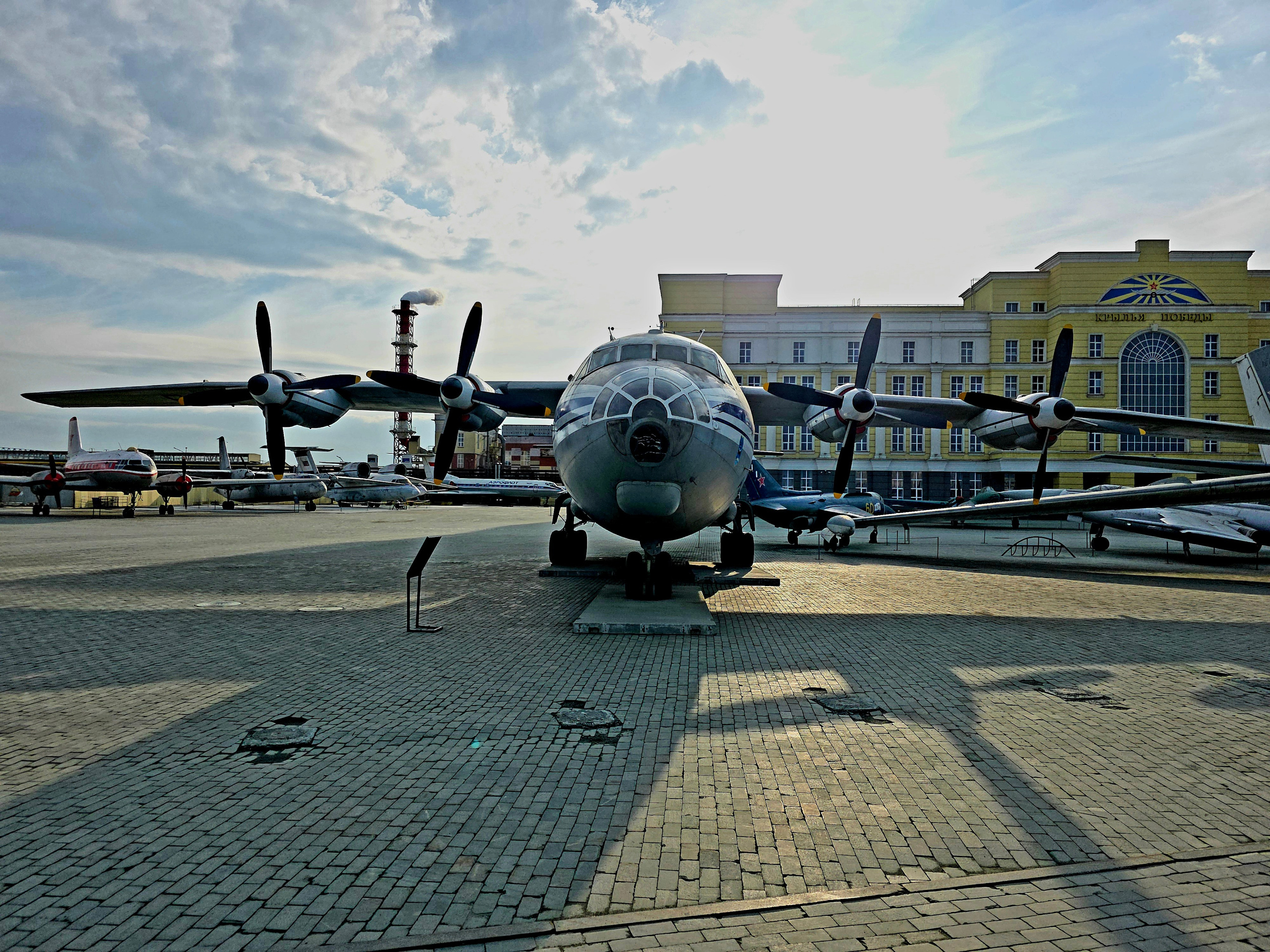 Коммерческая версия военно-транспортного самолета АН-12 (БК)